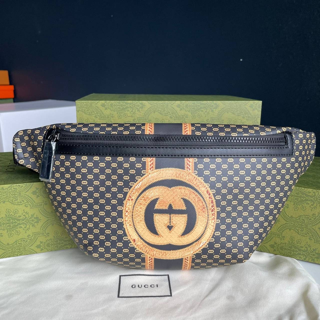 หนังแท้ GUCCI BELT BAG / GG BELT BAG กระเป๋าคาดอก/คาดเอว รุ่น Unisex ใช้ได้ทั้งหญิงชาย ภายในเป็นช่องโล่งกว้าง ใบใหญ่ขนาดมาตรฐานจุของได้เยอะ สายสะพายปรับได้ตามตัว ใบจริงเห็นแล้วหลงรัก คุ้มค่าที่สุด อีกรุ่นหนึ่งที่หลายคนตามหา งานออริสวยมาก ทำจากหนังแท้ สามา