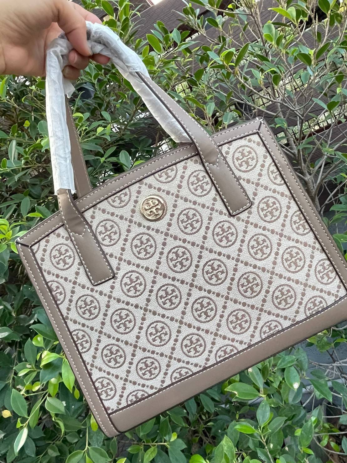 Tory burch T monograme Walker small sacthel คอลเลกชั่นนี้เป็นกระเป๋าที่ตอบโจทย์สาววัยทำงานอย่างมาก ใช้เป็น Everyday Bag สำหรับสาว ๆ เหมาะกับการใช้งานทุกช่วงเวลา ลวดลายของ T Monogram สุดคลาสสิก ตกแต่งขอบด้วยหนัง ยังจุของได้เยอะตอบโจทย์สาว ๆ ที่มีของใช้ส่วน
