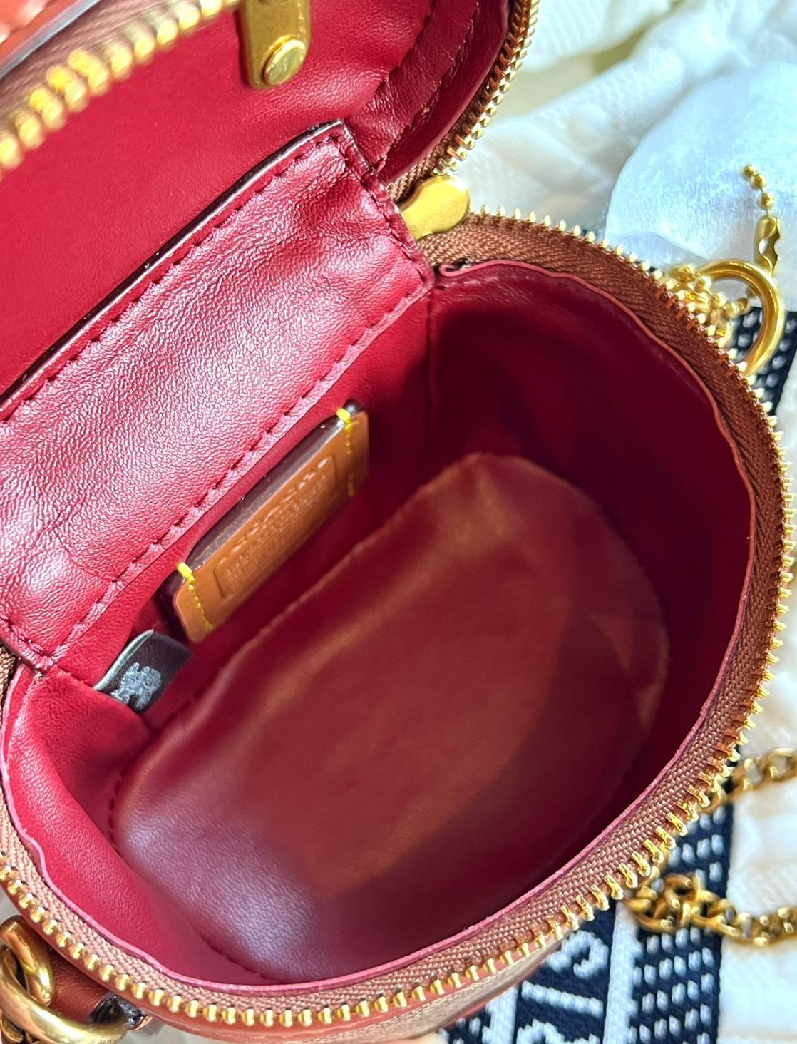 COACH TRAIL CROSSBODY 12 IN SIGNATURE CANVAS CE768 // CE769 มอบเป็นของขวัญปีนี้ รุ่นนี้ต้องเข้าแล้วล่ะคะ พร้อมส่งที่ไทยจำนวนจำกัด! ได้ล๊อตเปิดตัวราคาดีสุดมาค่ะ🎁มอบทันใช้ในช่วงเทศกาลปีใหม่นี้กันค่าา สวยไร้ที่ติ ✔️กระเป๋าใส่ของจำเป็นจุกจิก หน