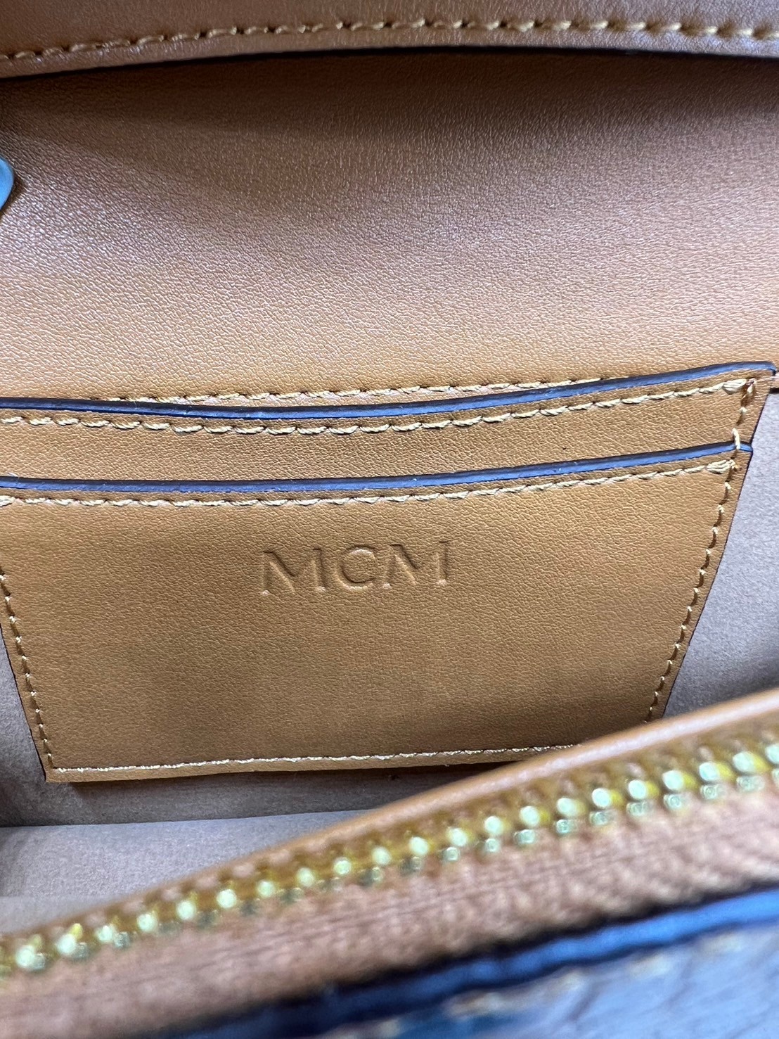 M.C.M DIAMOND SHOULDER BAG IN VISETOS LEATHER MIX กระเป๋าสะพายดีไซน์ใหม่ แรงบันดาลใจรูปทรงมาจากเพชรสวยงาม เกรดท็อปออริ 1:1 สลับแท้