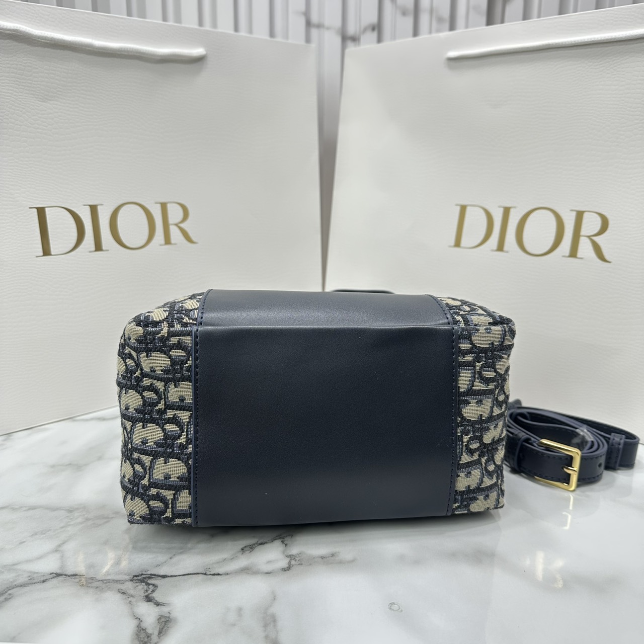 ORI หนังแท้ | DIOR Small Signature Bucket Bag / Dior bucket bag กระเป๋าทรงบัคเกตรุ่นใหม่ล่าสุด มาพร้อมกับการออกแบบที่โดดเด่น และสง่างาม เรียบหรูดูแพง มีรายละเอียดสุดวิจิตร