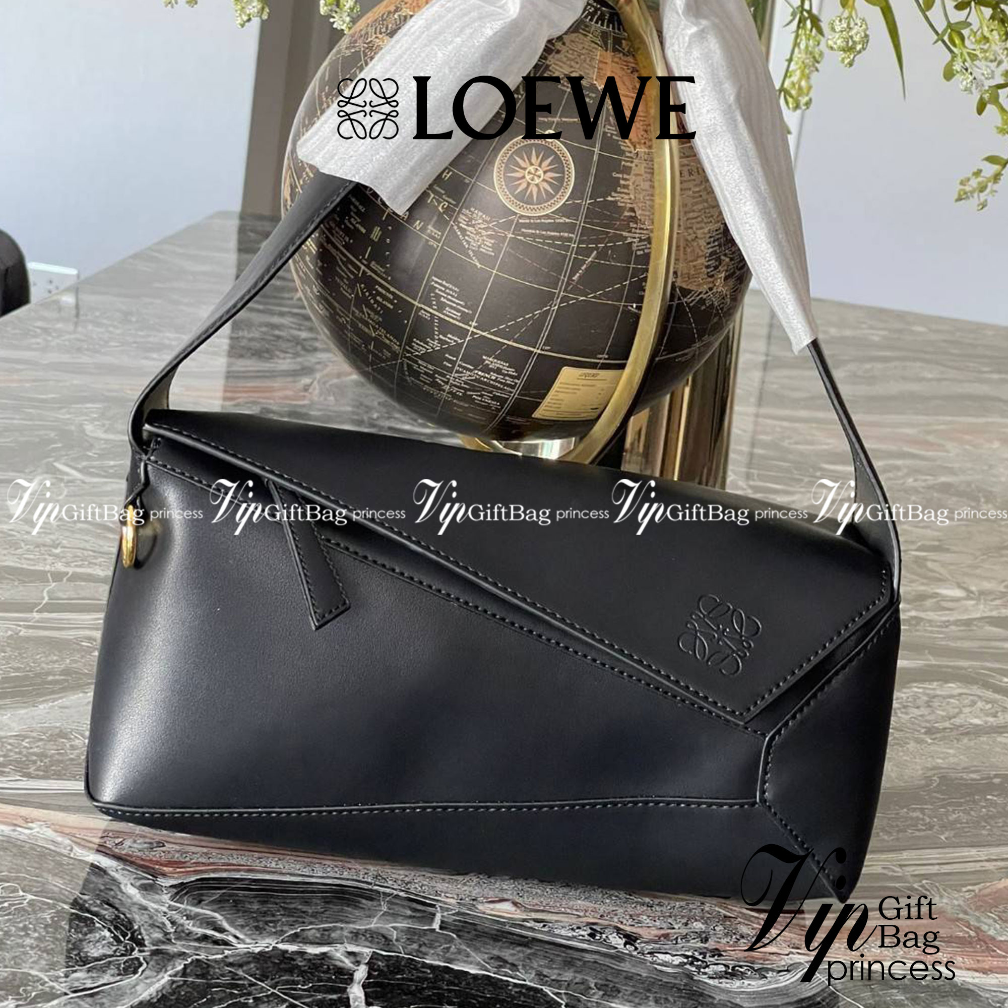 Loewe Puzzle Hobo bag กระเป๋ารุ่น Puzzle มีความพิเศษในหลายด้าน ไม่ว่าจะเป็นรูปทรงที่แปลกใหม่ มินิมอลด้วยโลโก้อนาแกรมแบบประทับ ดูหรู เป็นกระเป๋า Unisex ที่ไม่ว่าคุณจะเป็นผู้หญิงหรือผู้ชายก็ใช้งานได้ ลายกระเป๋าได้มาจากการนำหนังมาเย็บต่อกันทั้งหมด ถึงแม้ว่าข