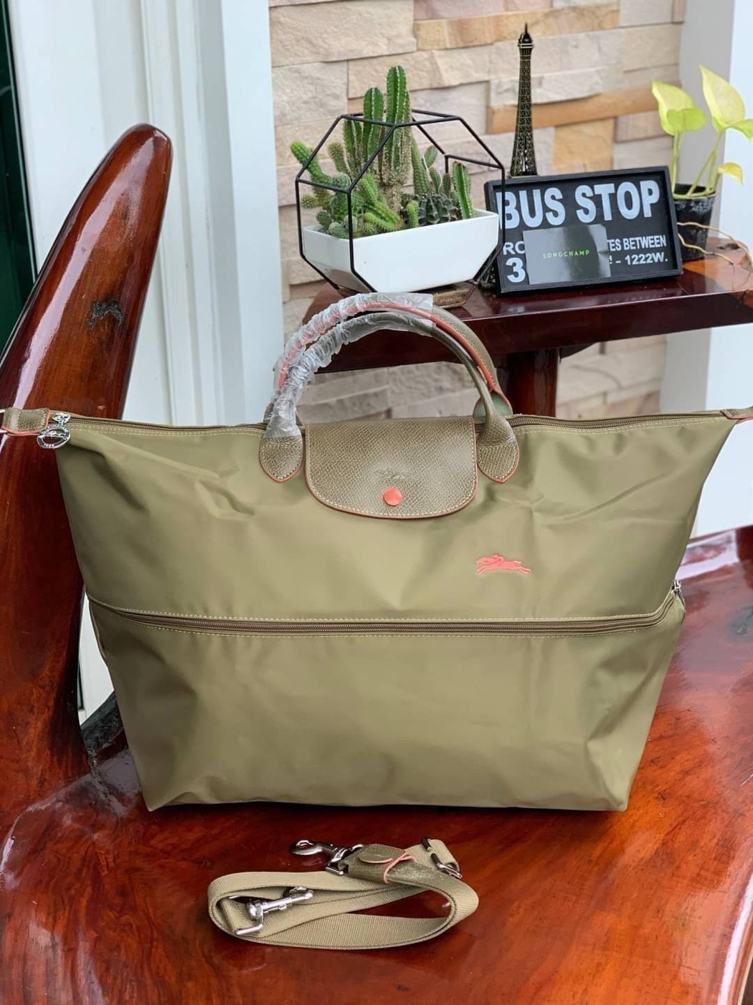 LONGCHAMP LE PLIAGE CLUB TRAVEL BAG กระเป๋าขนาดใหญ่สำหรับการเดินทาง เราเรียกที่นี้ว่า travelling bag รุ่นคลาสสิค มาพร้อมสายสะพายยาวที่ปรับและถอดออกได้ ความพิเศษของรุ่นนี้ที่ครองใจนักเดินทางทั่วโลก คือซิปรอบตรงกลางตัวกระเป๋า สามารถเปิดซิปเพื่อขยายขนาดและพั