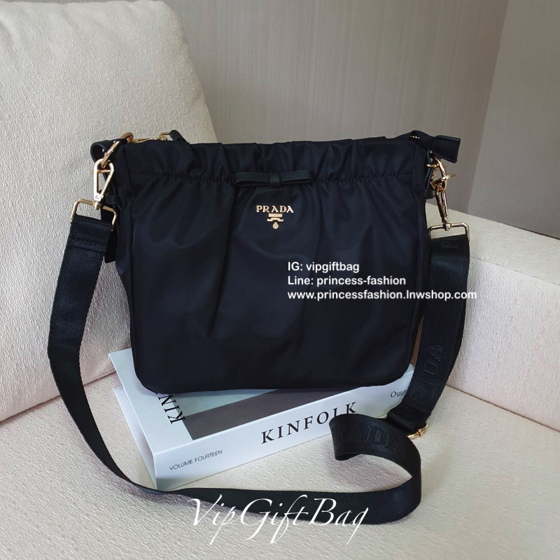 Prada nylon รุ่น Limited edition **กระเป๋าทรงน่ารัก จับจีบปากกระเป๋า ดีมาก วัสดุผ้าNyonกันน้ำ ตามแบบฉบับแบรนด์ เปิด/ปิดด้วยซิป ภายในเย็บติดป้ายหนังแบรนด์ มีช่องซิปเล็ก1 สามารถใส่ของจุกกจิกได้ สามารถใส่IPad mimiได้ มีช่องซิปเล็ก1ช่อง มาพร้อมสายหนังสั้นคล้อ