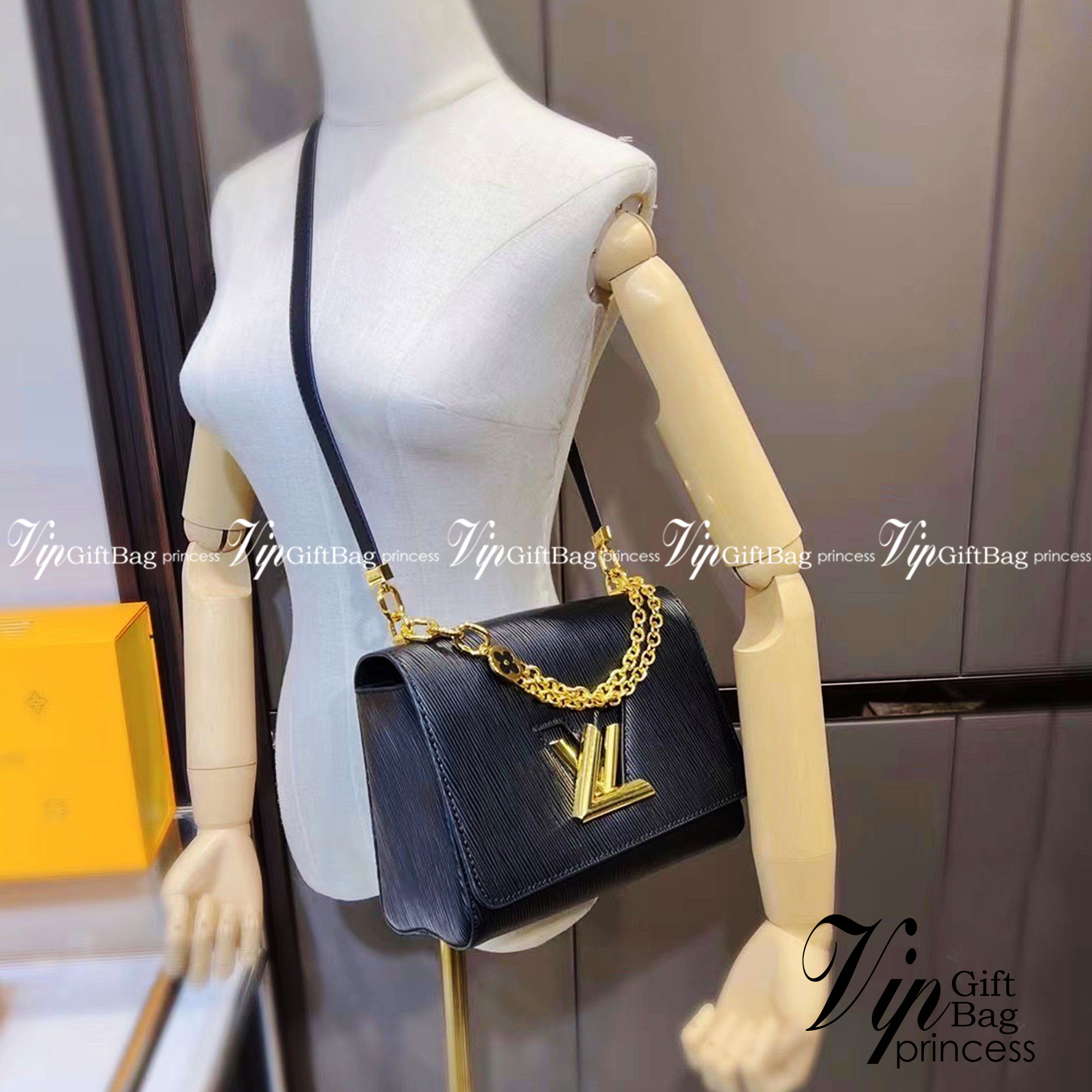 LOUIS VUITTON Twist MM Epi Leather Handbags / LV Twist MM หนัง Epi ลายเกรน ตัวล็อก LV Twist สีทองไอคอนิกช่วยเติมเต็มความสมบูรณ์แบบให้กับกระเป๋าได้อย่างลงตัว เหมาะสำหรับการใช้งานเป็น everyday bag หรือถือออกงานก็สวยเลยค่ะ
