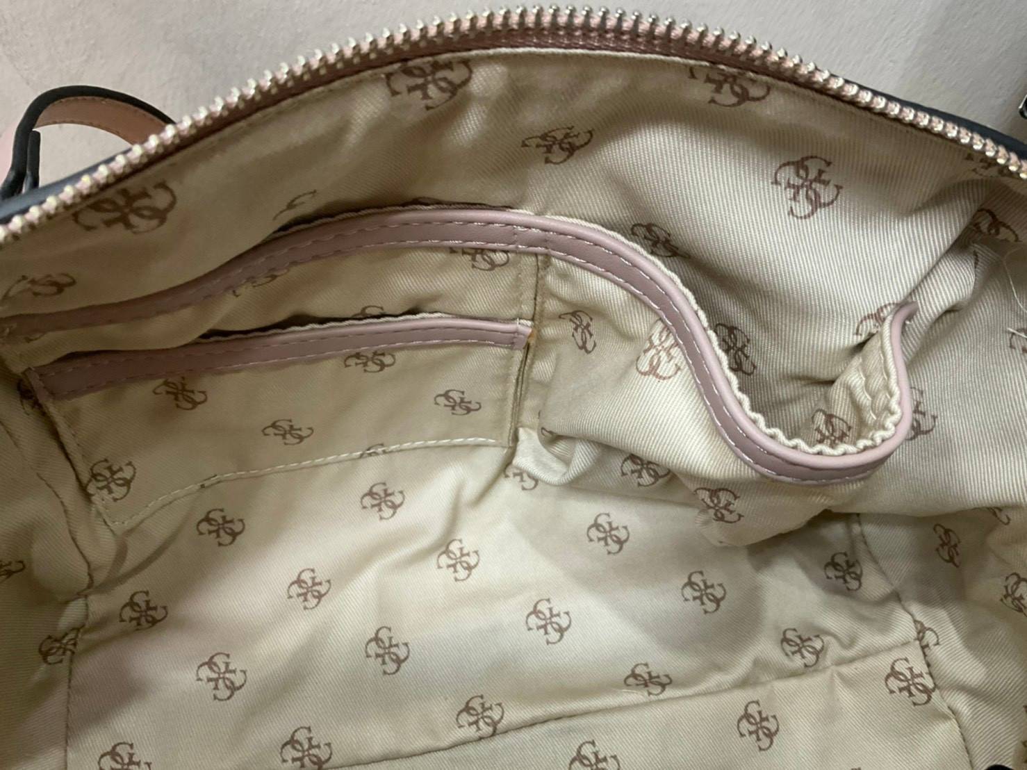 Guess Handbag with Small Shoulder Strap Tyren SG796605 New collection!! Guess ทรงหมอน ขนาดเล็ก ลายซิกเนเจอร์แบรนด์ ทรงหมอนยอดฮิต มีให้เลือก 5 สี สีสวยคลาสสิก เข้ากับง่ายกับทุกชุด ปิด/เปิด ด้วยซิป ภายในโล่งกว้าง แยกเป็นสัดส่วนใช้งาน ซับในตราแบรนด์ ใส่กระเป