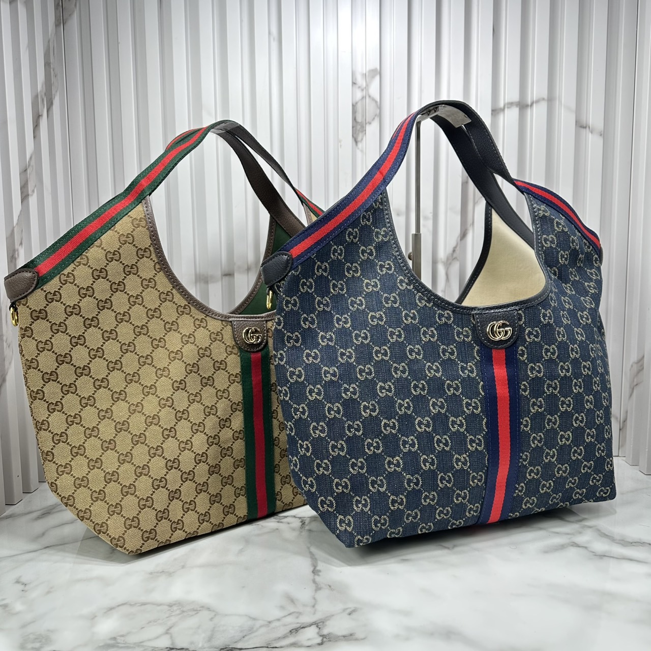 ORI หนังแท้ | Gucci Giglio Large tote bag / Monogram / Denim กระเป๋าทรงสะพายทรงโท้ทใบใหญ่ ดีไซน์ใหม่ล่าสุด สวยหรู่เท่มาก มาพร้อมใบเล็กเข้าเซ็ท พร้อมสายสะพายยาวเขียวแดงเป็นเอกลักษณ์ ภายในโล่งกว้าง จุของได้เยอะจุใจ