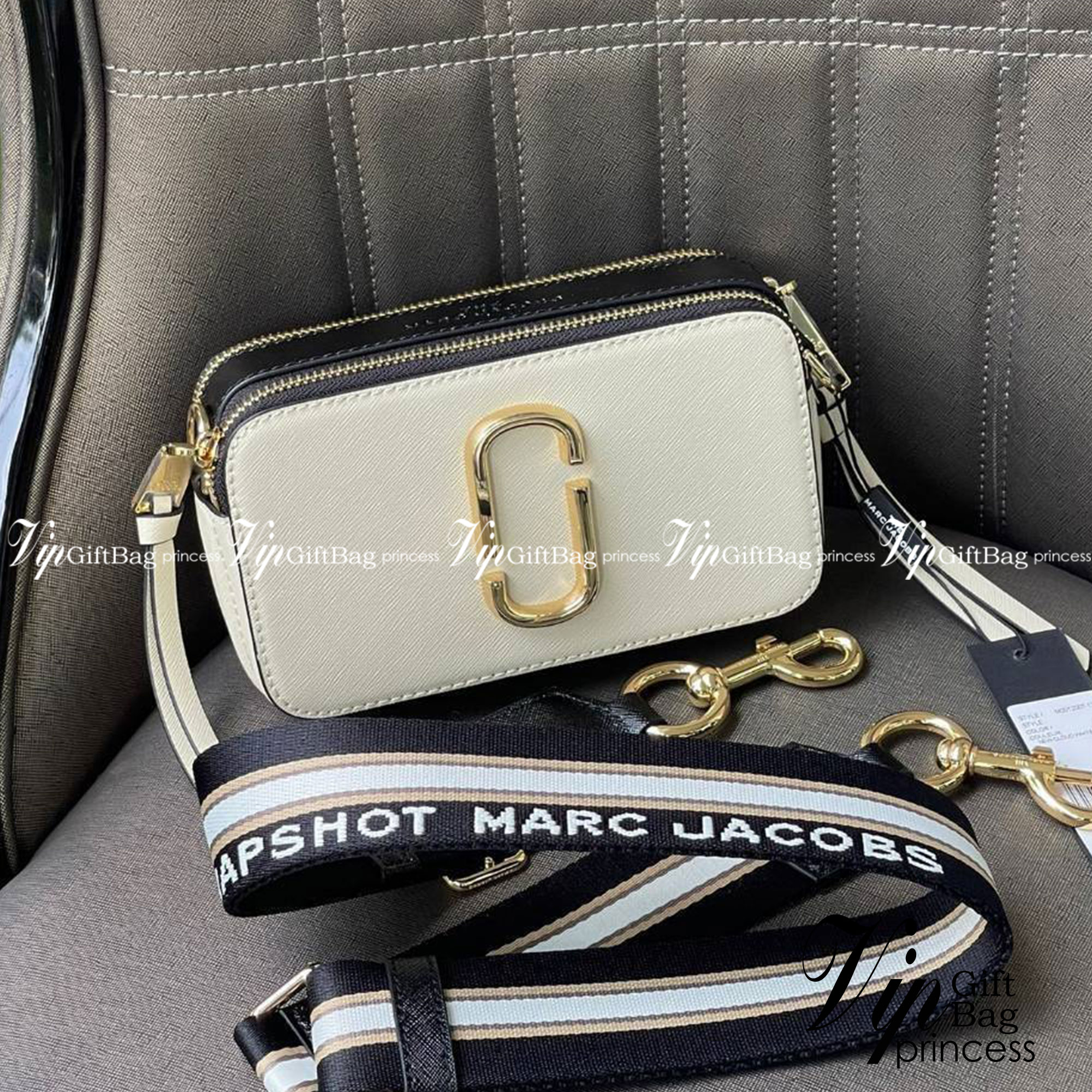 Marc Jacobs Snapshot Bag กระเป๋าแบรนด์ดังจากสัญชาติอเมริกัน นับได้ว่ารุ่นนี้เป็นรุ่นทรงฮิตเลยทีเดียว โดยด้านหน้ากระเป๋าจะเป็นโลโก้แบบโลหะที่เป็นสัญลักษณ์ของแบรนด์นี้ มาพร้อมสายสะพายที่จะสะพายยังไงก็ดูโดดเด่น เพราะขนาดใหญ่ที่สกรีนตัวอักษรโลโก้ ในรูปแบบต่าง
