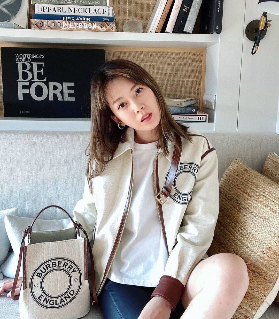 BURBERRY FRAGRANCES CROSSBODY BUCKET BAG วัสดุ Canvas & Leather สวยหรูอยู่ทรงมาพร้อมกระเป๋าคลัชใบเล็กสีน้ำตาลเข้าชุด ภายในโล่งกว้างและจุ สามารถใส่กล้อง มือถือ ของใช้ได้เยอะ มือจับ