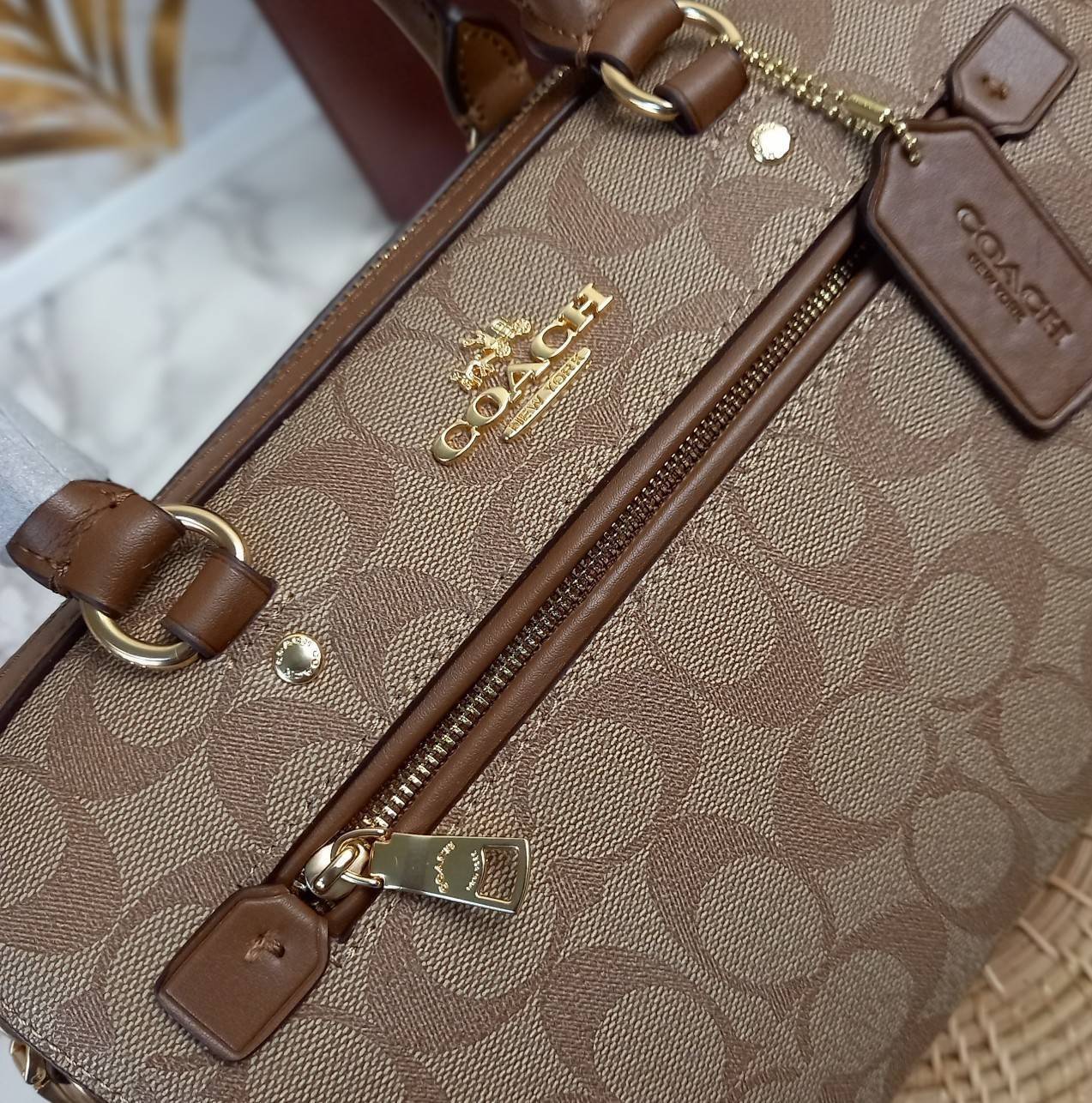 COACH ROWAN SATCHEL IN SIGNATURE CANVAS (COACH F83607)🌺ระดับตัวTOP ยกให้เธอเลย กับรุ่นนี้💃//หมอน 10" รุ่นมีช่องซิปด้านหน้า สามารถแยกเก็บของสำคัญๆได้อย่างเป็นสัดส่วน สำหรับใครที่ชอบกระเป๋าที่จุของได้เยอะๆ รุ่นนี้ตอบโจทย์ได้เลย แนะนำว่า