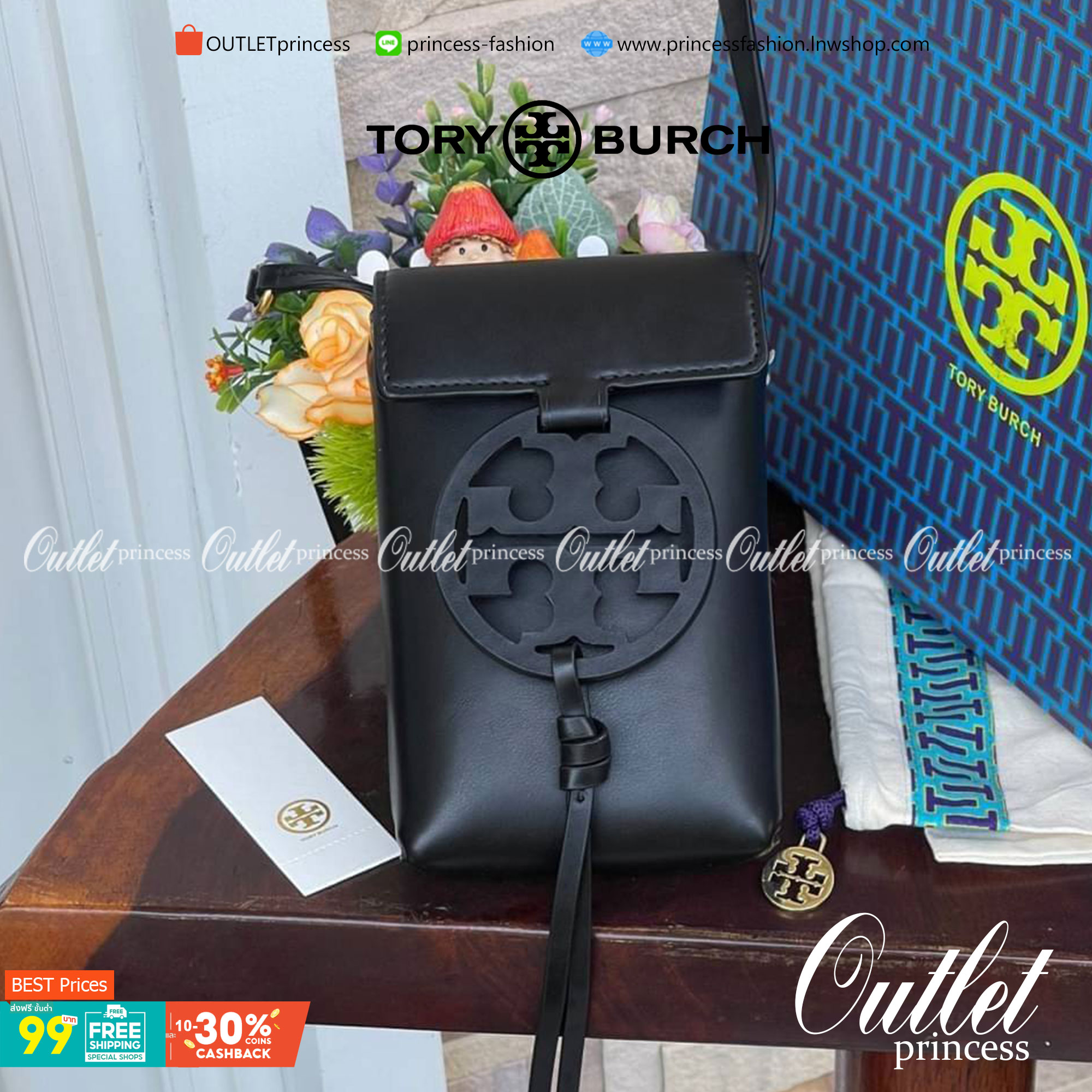 TORY BURCH MILLER METAL PHONE CROSSBODY อีกหนึ่งกระเป๋าใส่มือถือรุ่นฮิตที่เชื่อว่าหลาย ๆ คนต้องเคยเห็นผ่าน ๆ ตามาอย่างแน่นอน กับแบรนด์ Tory Burch ดีไซน์กระเป๋าทรงฝาพับแม่เหล็กใช้งานง่าย มาพร้อมดีเทล Logo สีเดียวกับเฉดสีของกระเป๋า แต่ยังมีความน่ารักด้วยทรง