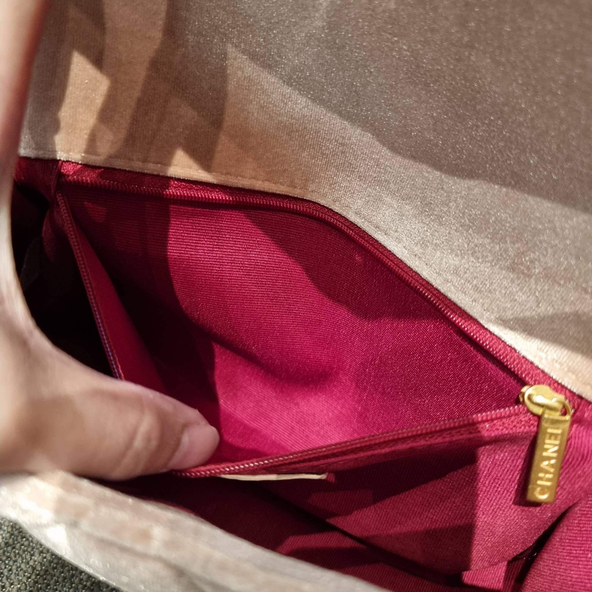 ไม่มองไม่เหลียวไม่ได้แล้ว!! ความหรูที่โดดเด่นจากผ้ากำมะหยี่ สร้างดีเทลผู้ดี ลูกคุณมากๆ Chanel vip boutique กระเป๋าสะพายจาก duty free ในราคาสุดประหยัด!! ดีไซน์เลิศ ตกแต่งด้วยโซ่ทูโทน ลงตัวแบบไม่มีที่ติ เปิด-ปิดด้วยตัวบิดล็อค ภายในโล่งกว้าง ใส่กระเป๋าสตางค์