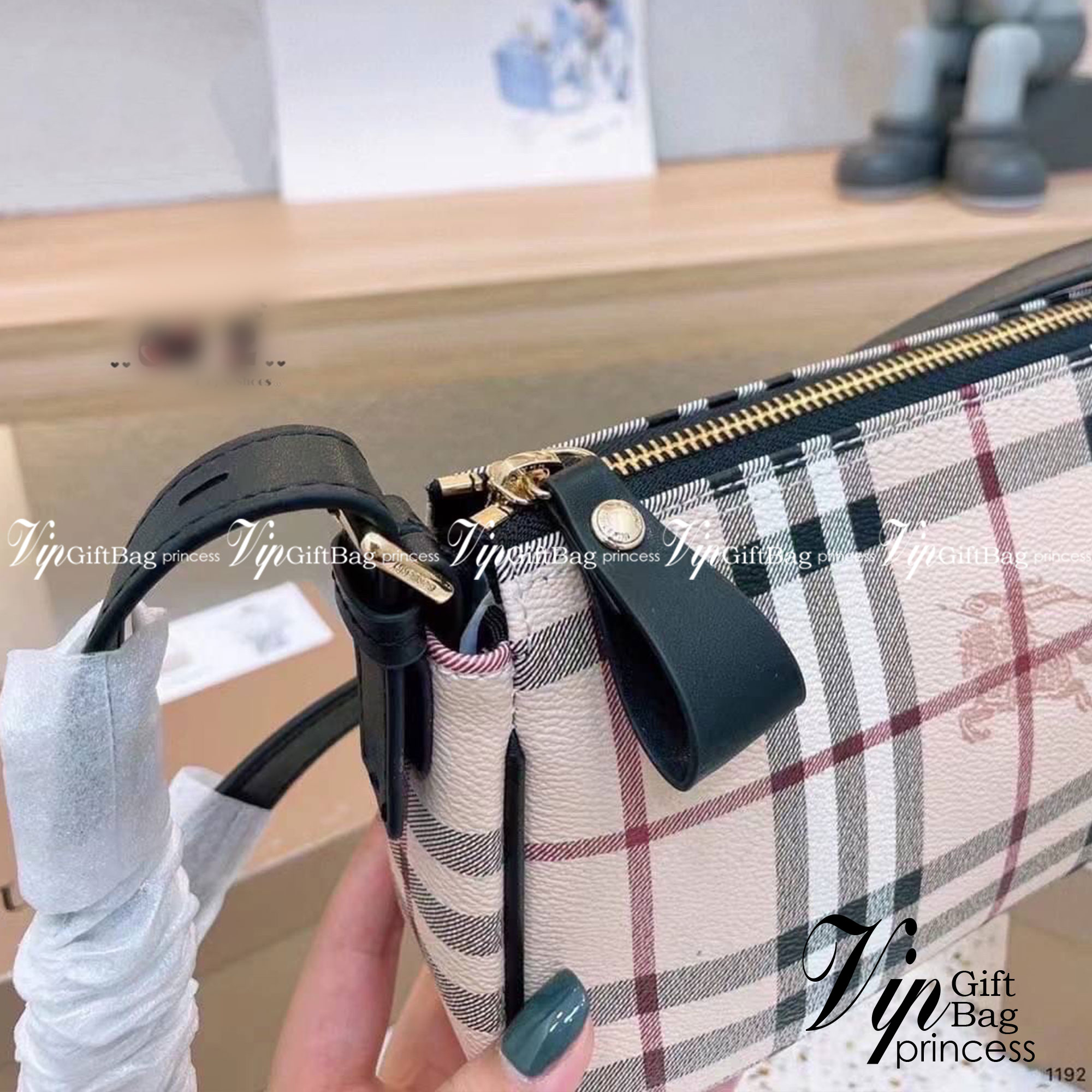 Burberry Vintage Bag / Burberry Nova Check Small Shoulder Bag พร้อมส่งที่ไทย กระเป๋าสะพายไหล่ Vintage Check ที่ถือว่าเป็นสัญลักษณ์อันเก่าแก่ของแบรนด์ ภายในเป็นช่องโล่งกว้าง และมีคุณสมบัติการใช้งานที่ครบครัน