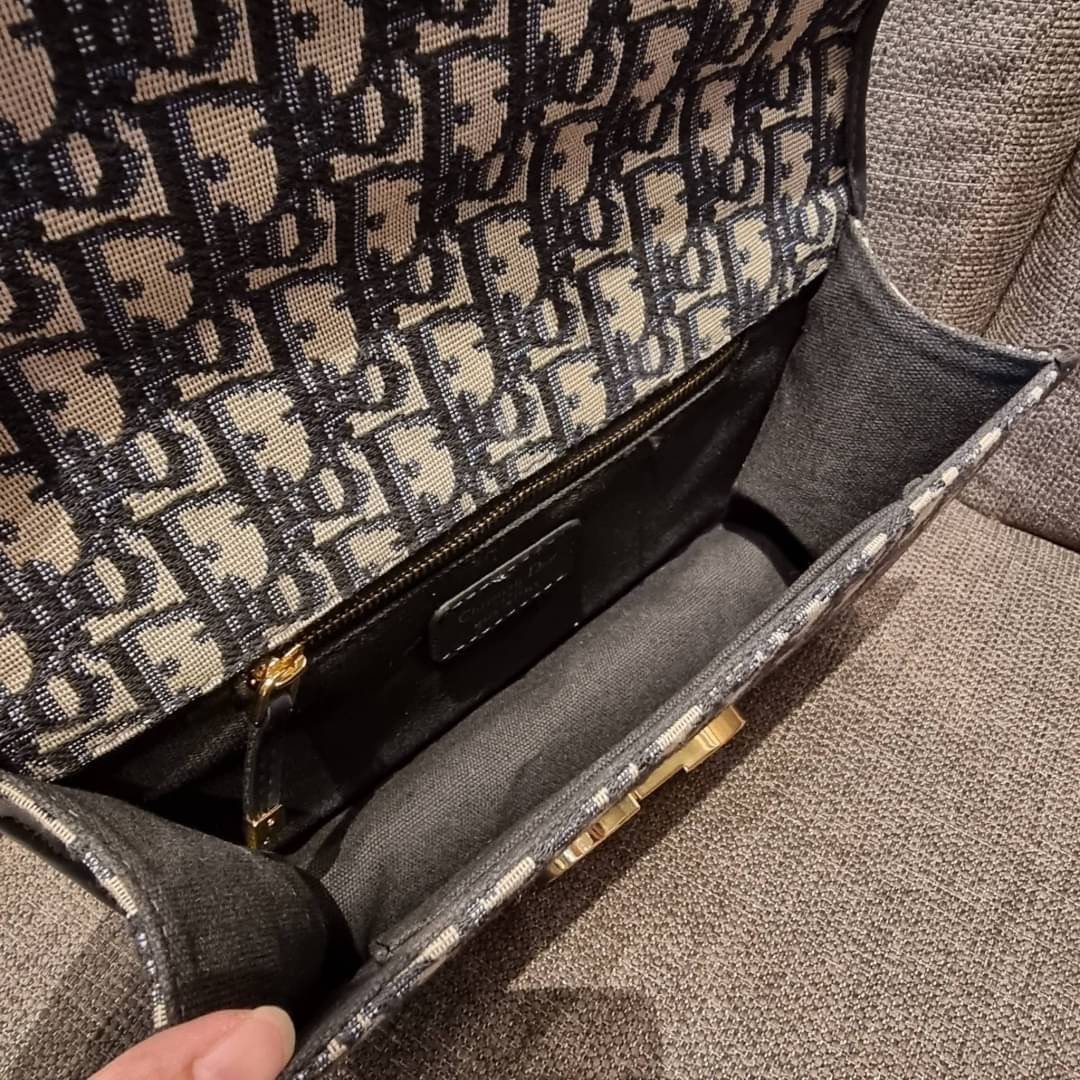 DIOR SET BAG / DIOR 30 Montaigne Bag / CD LIMITED EDITION GIFT BOX WITH GOLD STAR BOUTIQUE SET พร้อมเสิร์ฟครบชุด แรร์ไอเท็ม ที่ถูกรวมไว้ในหนึ่งเดียว กับ gift box limited จัดให้ทั้งกระเป๋าสะพายสุดหรู กระเป๋าสตางค์ใบสั้นรุ่นคลาสสิค ribbon เข้าเซ็ท และ gold 