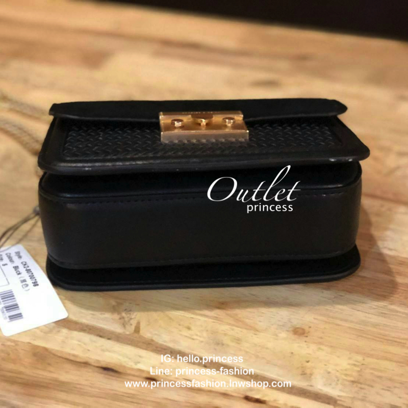 CHARLES & KEITH PUSH LOCK FRONT FLAP BAG 2018 กระเป๋าถือขนาดมินิดีไซน์สุดชิคคุณหนูมากค่ะโดดเด่นที่กระเป๋าpu ลายสานสวยสะดุดตา ฝาปิดกำมะหยี่ดูเรียบหรู เปิดปิดด้วยฝาปิดตัวล๊อคปั้มแบรนด์ ภายในมีช่องใส่บัตร ใส่มือถือ iphone8+ได้ค่ะ อะไหล่ทองสวย สายโซ่ยาวสะพายไ