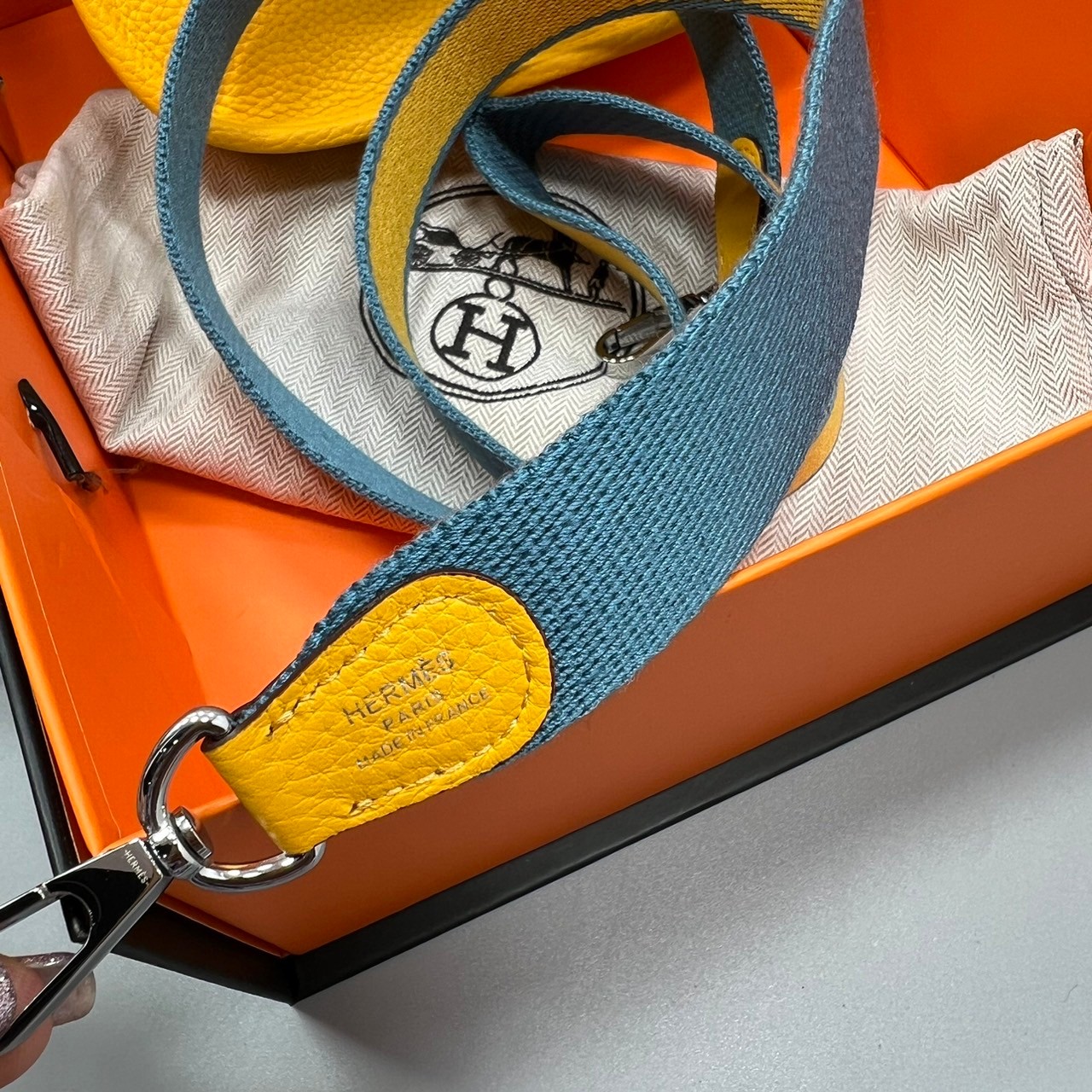 HERMES evelyne mini bag Luxury Bag กระเป๋าสะพายแบรนด์ดัง แบรนด์หรู คลาสสิกตลอดกาล ใช้ได้ทั้งชายหญิง ใบเดียวจบ สวยรวยปัง เกรดท็อปออริจินอล ภาพสินค้าถ่ายจากงานขายจริง ใช้งานต่างประเทศได้