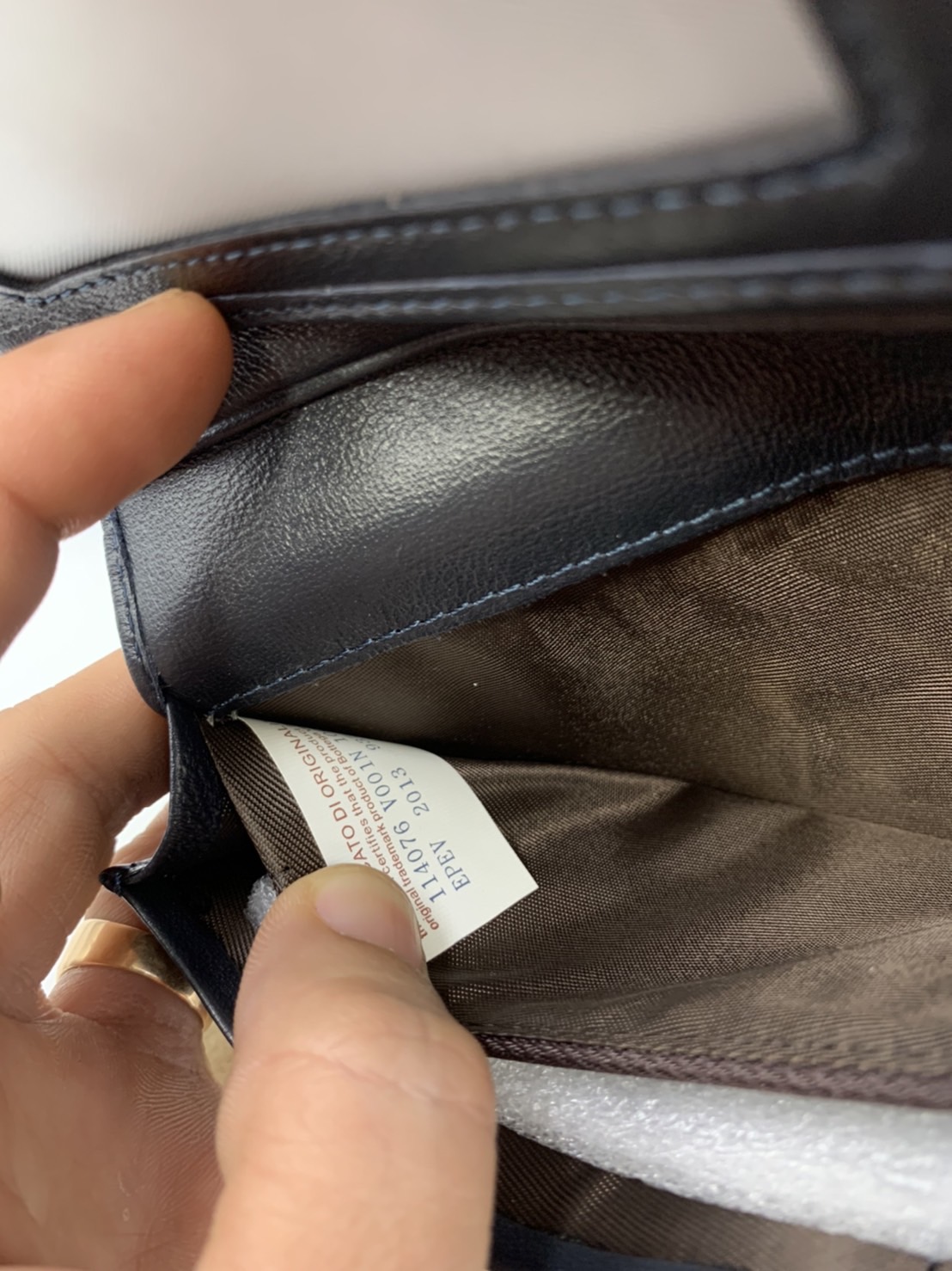 หนังแท้ BOTTEGA VENETA LONG WALLET / BV LONG WALLET / BV Wallet พร้อมส่งที่ไทย กระเป๋าสตางค์ใบยาว 2 พับ รุ่นตามหา มาเท่าไหร่ไม่เคยพอเลยค่า เป็นรุ่นคลาสสิกที่หยิบมาใช้งานได้บ่อยที่สุด งานหนังลูกวัวแท้ทั้งใบ ใช้ทนทานได้นาน ใช้ทนทานได้นานภาพสินค้าถ่ายจากงานข