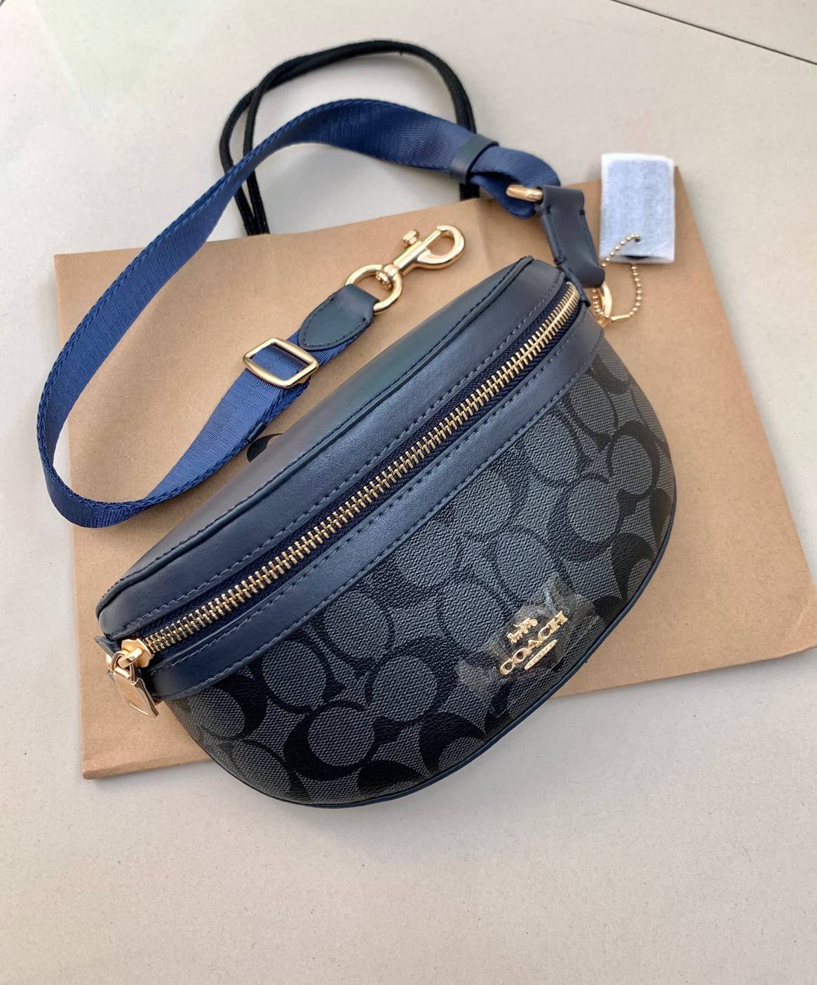 COACH BELT BAG ((39937)) กลับมาอีกครั้ง สวยเหมือนเดิมค่ะ😘 กระเป๋าคาดอก//คาดเอว หนังแท้นิ่ม สวยงามค่ะ ด้านหน้ามีช่องซิป ใส่กระเป๋าเงินใบกลางได้;มือถือได้ทุกรุ่น;พาสปอร์ตได้ค่ะ ด้านหลังมีช่องซิปให้อีกช่องใส่ของจุกจิก สายคาดเลื่อนปรับได้ฟรีไซด์ตามขนา