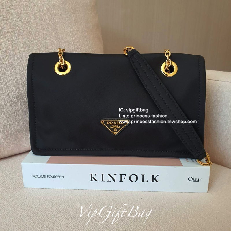 Prada nylon chain crossbody เหมาะกับสาวๆสุดแซ่บ วัสดุทำจากผ้าไนล่อน สามารถกันน้ำได้ อะไหล่ทองทั้งใบเปิดปิดด้วยกระดุมแม่เหล็ก ภายในมีช่องซิปใหญ่แยก1ช่อง สามารถใส่กระเป๋าสตางค์ยาวได้ ขนาดกะทัดรัด สะพายออกงานได้เลยค่ะ สาวๆต้องมี
