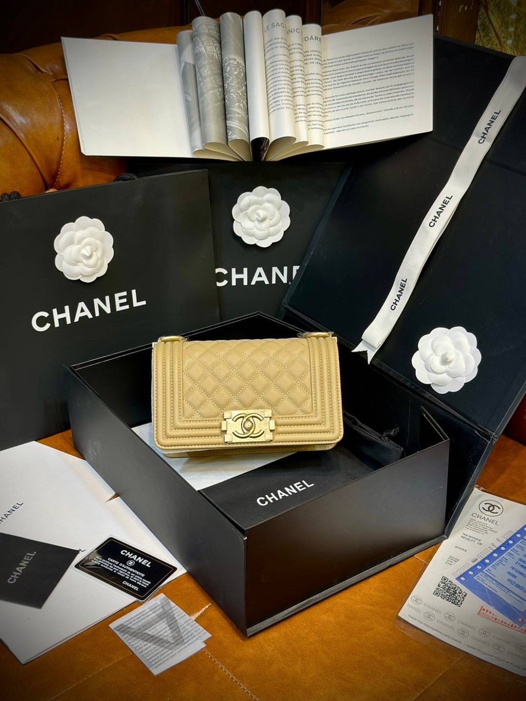 CHANEL BOY BAG 20cm กระเป๋าสุดคลาสสิคตลอดกาล งานหนังแท้ ขนาดเล็กน่ารัก ไม่ว่าเวลาจะผ่านไปเเค่ไหนก็ไม่เคย Out สำหรับรุ่นนี้ เรียบ หรู คลาสสิค ผู้ดี ไฮโซที่แท้ทรูอะไหล่เงินรมขวัญสวยมากค่ะ 🧡เกรดท็อปออริ เทียบแท้ 1:1 ใช้งานต่างประเทศได้