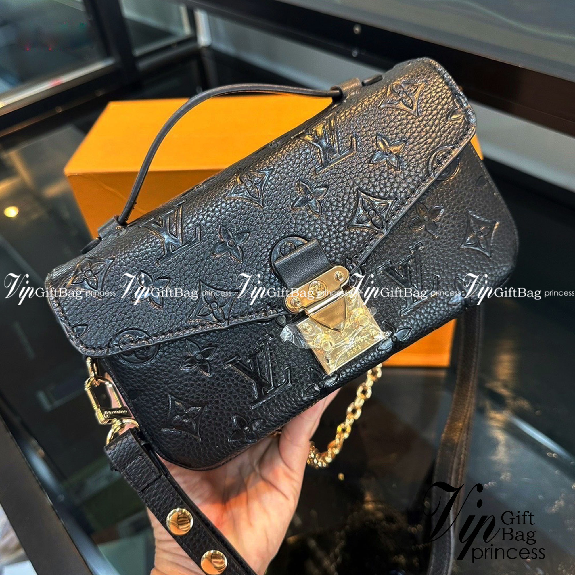 LV Pochette Métis East West กระเป๋าสะพาย พร้อมสายโซ่สีทองสำหรับสะพายไหล่แบบสั้นอย่างมีสไตล์ และสายหนังถอดได้ กระเป๋า Monogram แคนวาส แต่งขอบหนัง และตัวล็อกแบบ S-lock อันเป็นเอกลักษณ์ ของความหรูหรา พร้อมส่งที่ไทย ภาพถ่ายจากงานขายจริง ใช้งานต่างประเทศได้