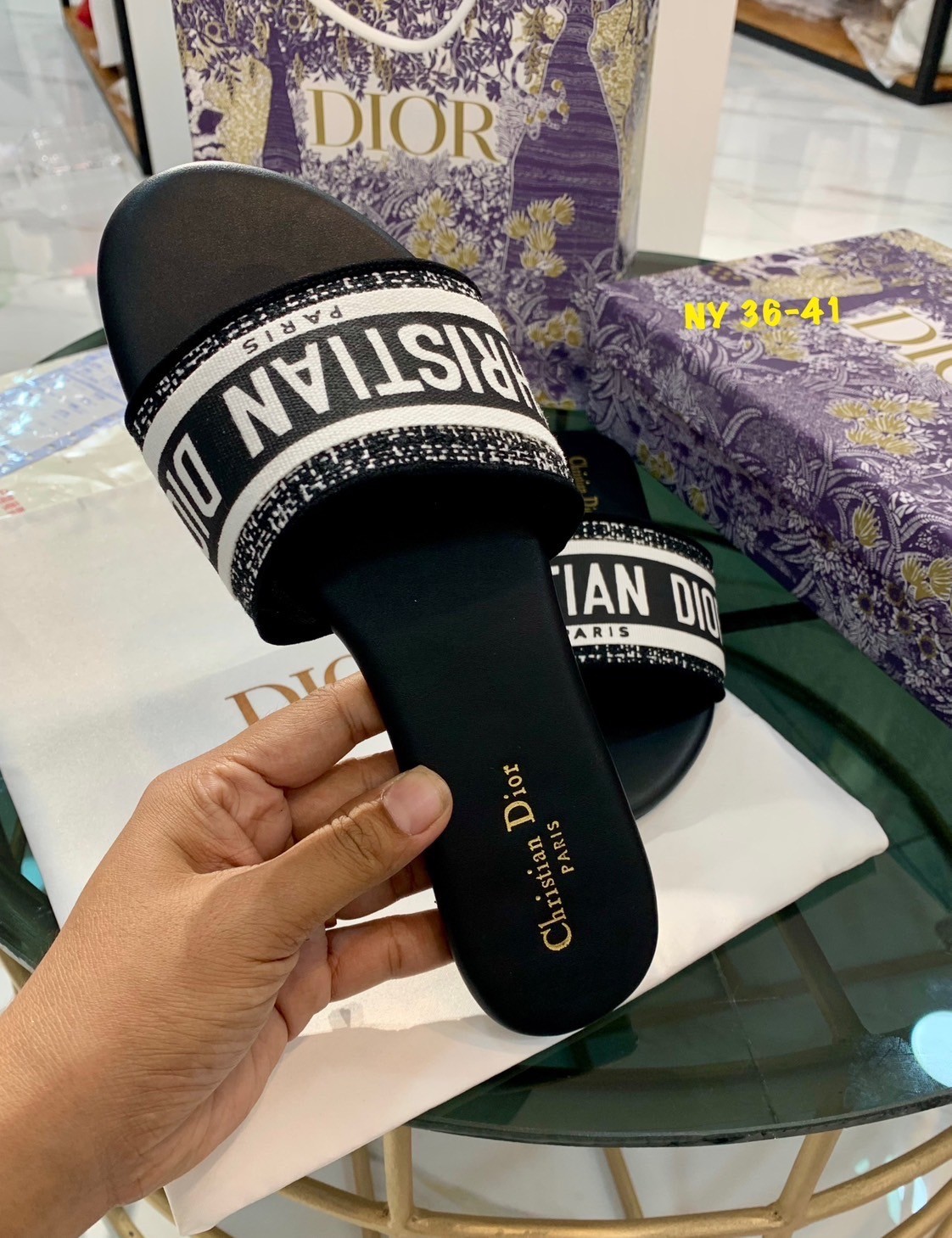 พร้อมส่ง Dior Sandals รองเท้าแตะดิออ งานคัดเกรดคุณภาพทอละเอียด ปั้มแบรนด์ พื้นยางกันลื่นอย่างดี กระชับเท้า ใส่สบายเดินได้นาน ไม่เจ็บไม่บีบเท้า สวยเกินราคา ภาพถ่ายจากงานจริง สวยตรงปกค่ะ