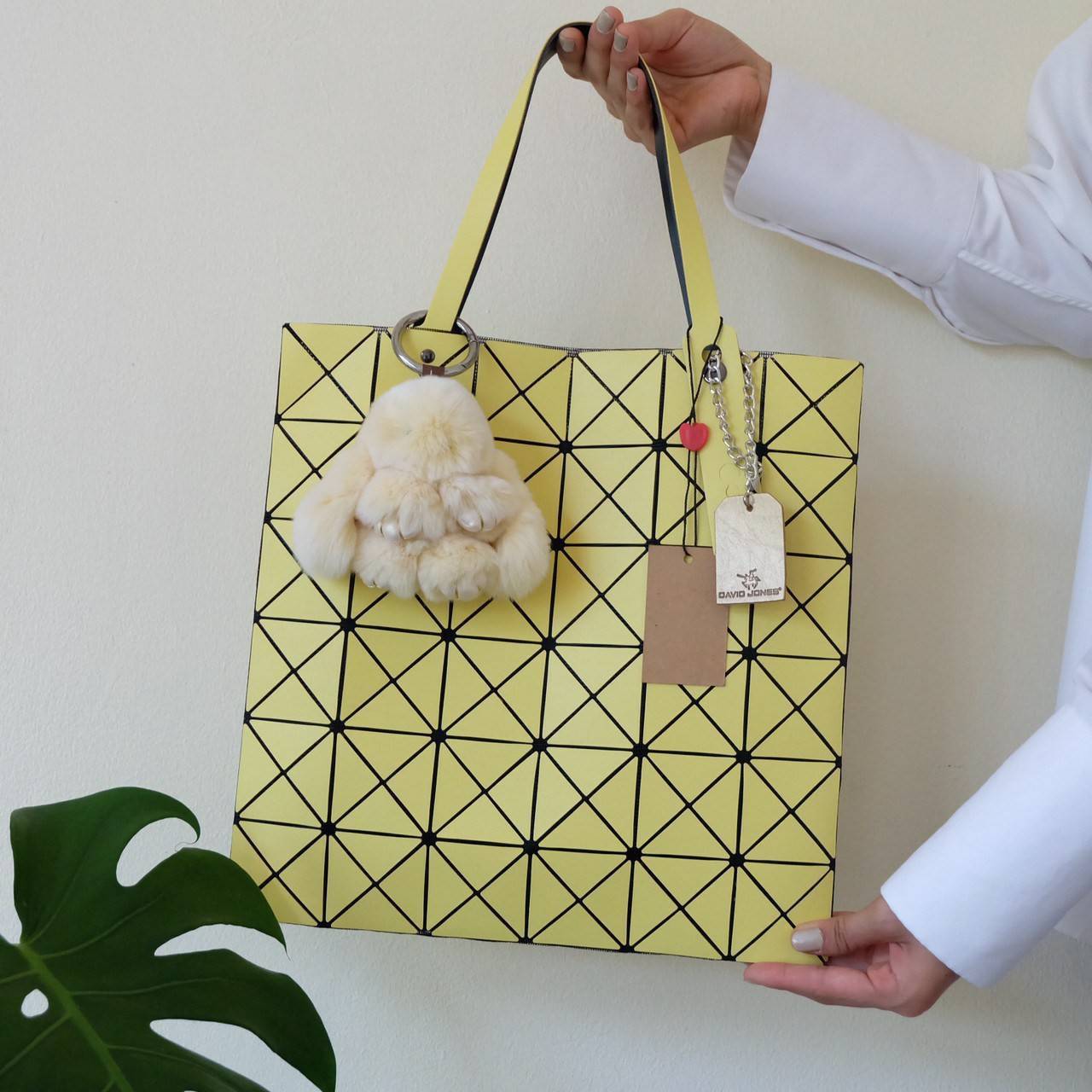 ทรงสุดฮิตจากแบรนด์ David Jones รุ่น Candy color ใบนี้ มาพร้อมกับน้องกระต่าย DV ขนฟู นิ่มๆ สีเข้า set กับกระเป๋าคะ กระเป๋า ทรง Tote ตัวกระเป๋าเย็บติด ด้วยแผ่นอคิลิค ตัดขอบลายวิ้งๆ สุดหรู ดีไซน์เกร๋ จุดเด่นที่ น้ำหนักเบา สามารถ ถือ หรือ สะพายไหล่ได้คะ ใบใหญ