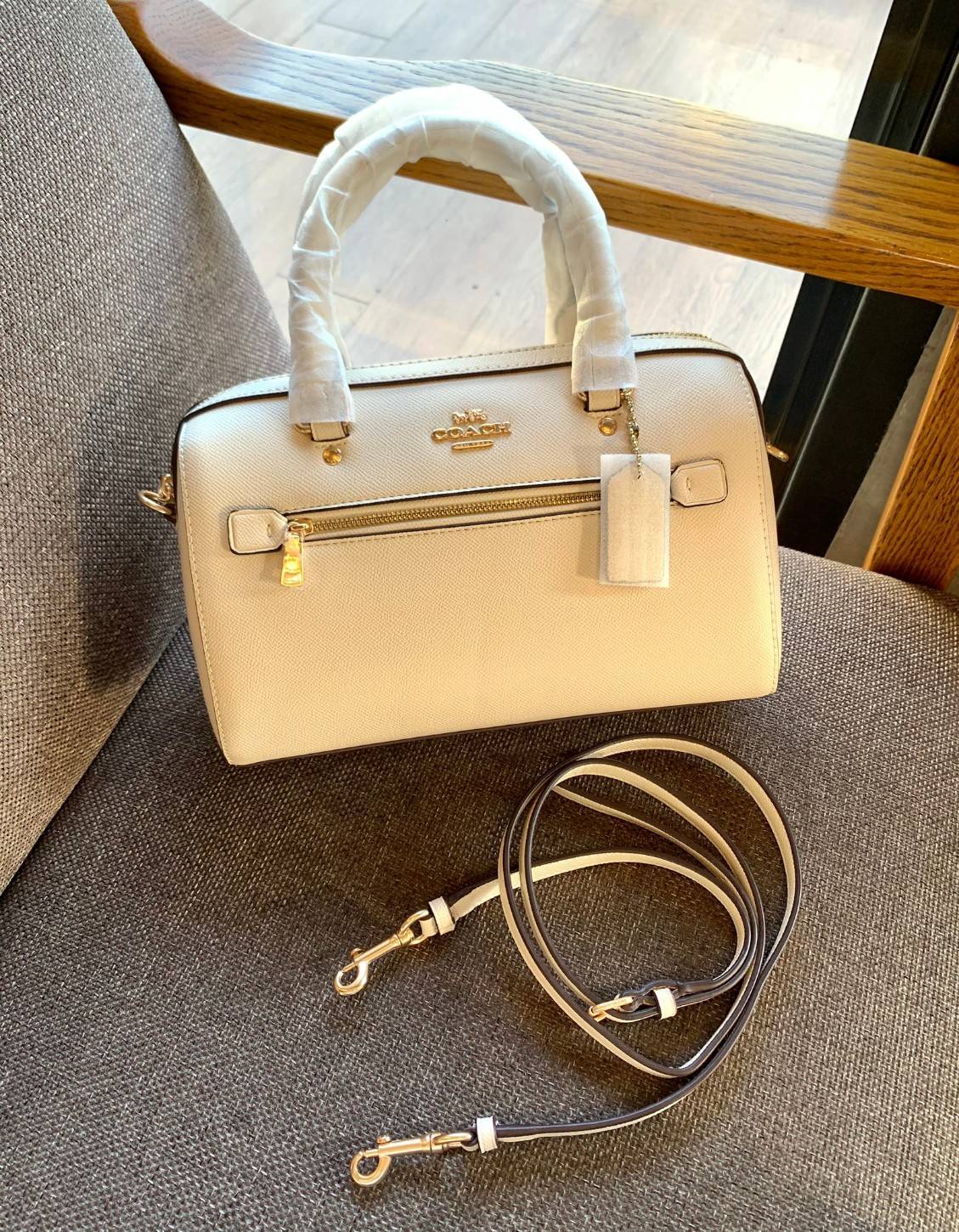 COACH ROWAN SATCHEL BAG ((79946)) กลับมาอีกครั้ง พร้อมสีหายากค่ะ! กระเป๋าหิ้วทรงหมอนสุดฮิตของสาวๆ//สะพายข้างได้ หนังแท้ ลายหนังสวย ทรงสวย ด้านหน้ามีช่องซิปให้หนึ่งช่อง เปิดปิดช่องหลักแบบซิป ภายในกว้างใส่ของจำเป็นของสาวๆได้ครบ มีช่องเล็กและช่องซิปใส่ของจุก