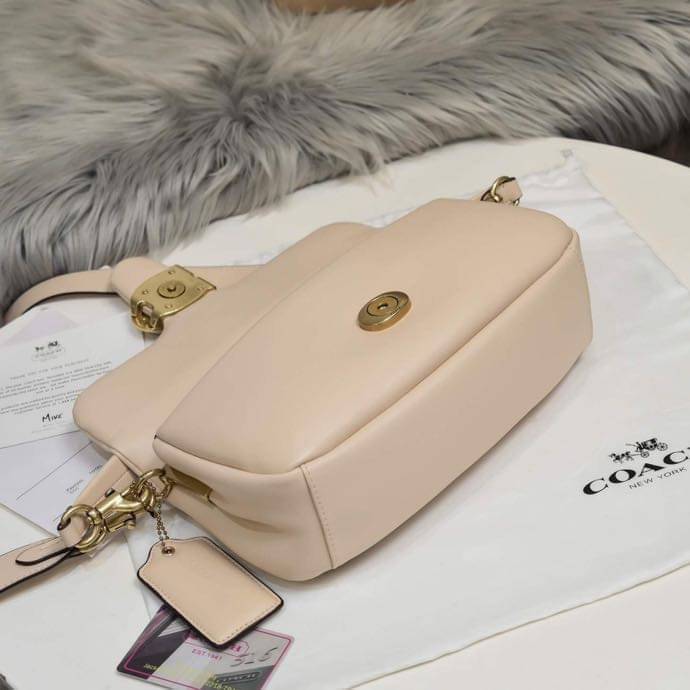 COACH PILLOW TABBY SHOULDER BAG 26 ไซส์ใหญ่ จุของได้ล้นๆ มาใหม่ขายดีที่สุด หนัง nappa หนานิ่ม นุ่มมากๆ พร้อมโลโก้รุ่นใหม่ด้วยเช่นกัน เพิ่มความหรู ดูดีเข้าไปอีกค่ะ