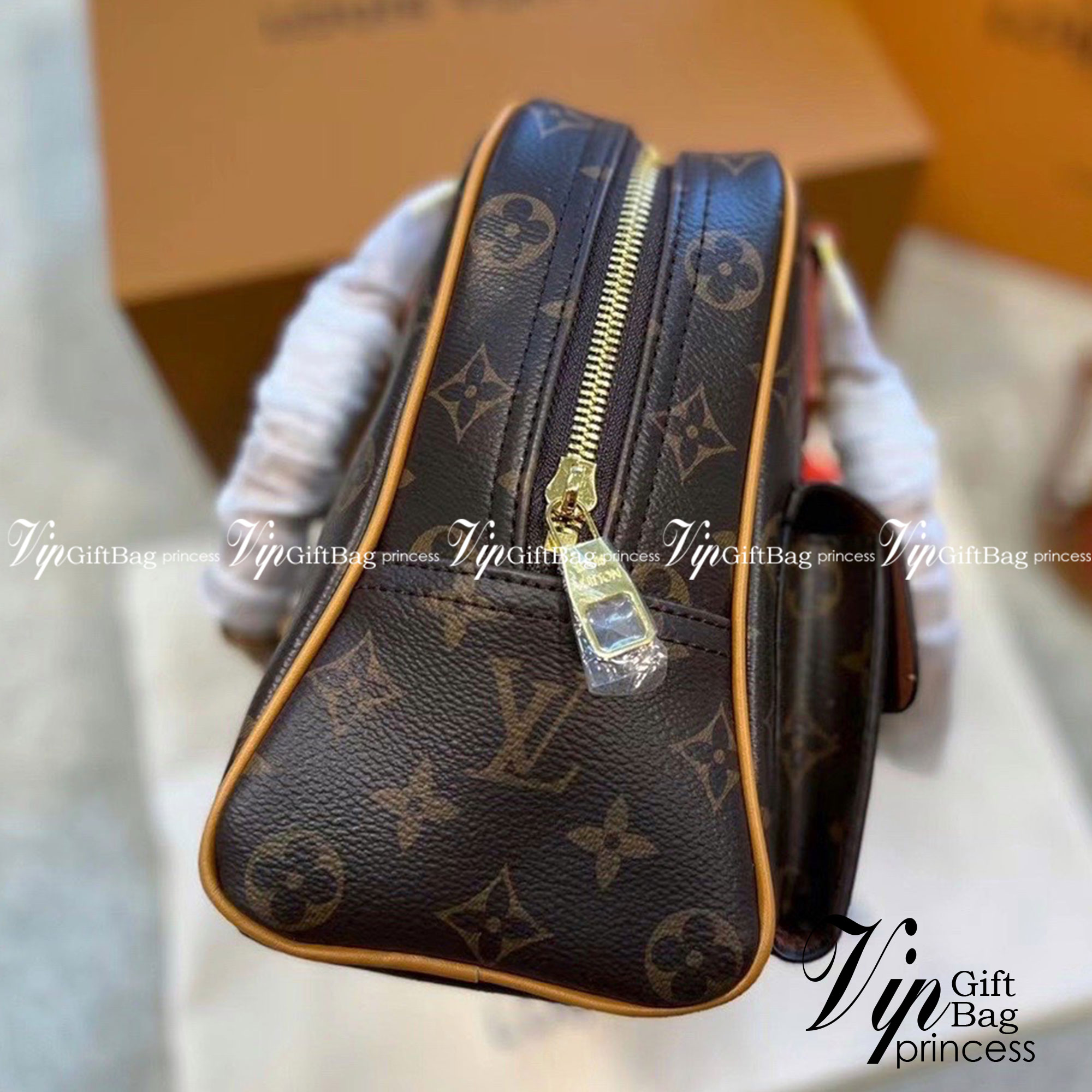 LV Manhattan Pm Monogram Handbag กระเป๋าถือทรงผู้ดี คลาสสิค สวยหรู ไซส์กำลังสวย ดีไซน์ตกแต่งกระเป๋าเล็กด้านหน้า ใส่ของจุกจิกได้ วัสดุหนังแคนวาส ภายในโล่งกว้างมาก มีช่องซิปและช่องย่อย มาพร้อมสายสะพายครอสบอดี้