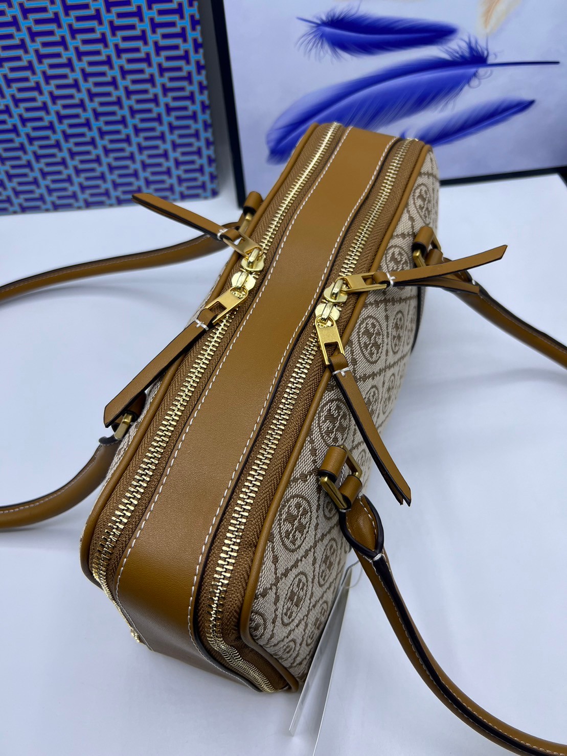 TORY BURCH Small T Monogram Marshmallow Satchel / Tory Burch tote handbag พร้อมส่ง 2 สี ใหม่ล่าสุด กระเป๋าสะพายไหล่ดีไซน์สุดทันสมัย ตัดเย็บสวยงาม ผ้า jacquard ตัดหนัง เปิด-ปิดแบบซิป มีช่องแบ่ง 2 ช่อง มีซิปลับด้านใน ใส่ของได้เยอะมากๆ ค่ะ