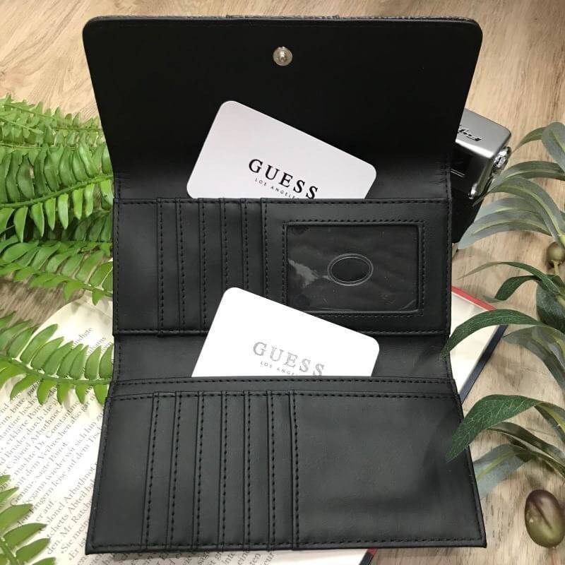 GUESS FACTORY WOMEN'S LONG WALLET กระเป๋าสตางค์ใบยาวดีไซน์ยอดนิยมหนังปั้มโลโก้รอบใบด้านหน้ามีโลโก้ประดับเพชรสวยหรู เปิดปิดด้วยฝาปิด ภายในมีทั้งช่องใส่รูป ช่องใส่ธนบัตร แบงก์พัน และช่องใส่บัตรหลายช่องแยกเป็นสัดส่วนด้านหลังมี1ช่องซิป ตัวจริงสวยน่าใช้สา