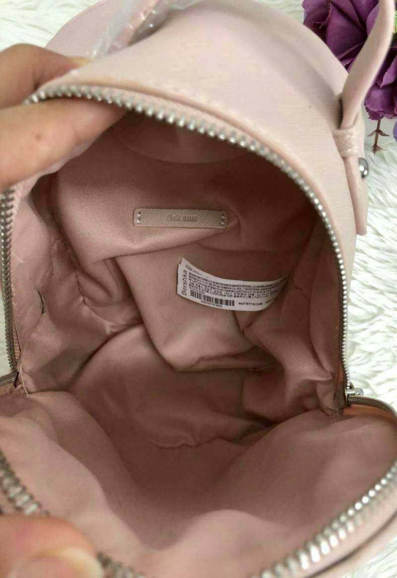 Bershka backpack bag ✔️รุ่นหายากค่ะ กระเป๋าสะพายหลัง หนังซาฟเฟียโน่ ด้านหน้าปักรูปดอกไม้ งานปักเน้นๆ สวยงามมากๆค่ะ เปิดปิดกระเป๋าแบบซิป ภายในโล่ง ใส่ของได้จุนะค่ะ สายสะพายด้านหลังเลื่อนปรับฟรีไซด์ค่ะ รุ่นนี้ขนาดกำลังดี น้ำหนักเบา ใบจริงน่ารักน่าใช้