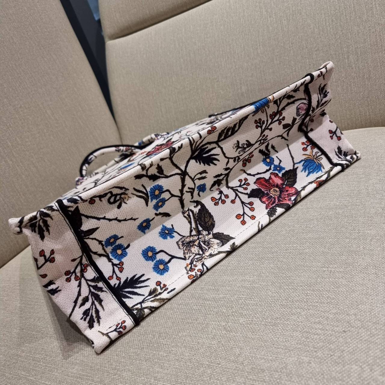 VIP 】HOT ARRIVAL!! DIOR CD SHOPPING BAG WITH GWP กระเป๋าทรงช้อปปิ้งใบใหญ่ จุใจ!! พรีเมี่ยมกิ๊ฟรุ่นดับเบิ้ลฮอต ดีไซน์คลาสสิควินเทจ สวยหรู วัสดุผ้าแคนวาสลายกราฟฟิค ภายในโล่งกว้างมากๆ ใส่ของจุสุดๆ โน้ตบุ้ค ไอแพด กระเป๋าสตางค์ มือถือ หรือเสื้อผ้ายังได้ สะพายค