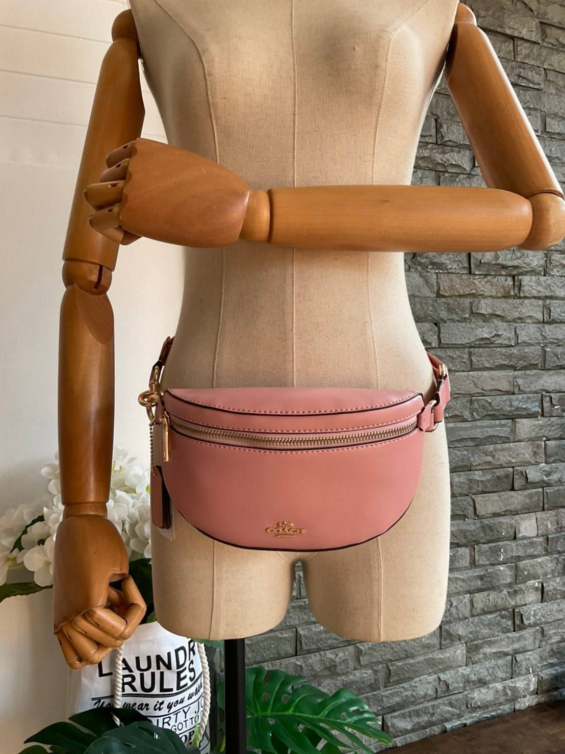 COACH SELENA BELT BAG WITH BUNNY (39315 Pink) / (39316 Black) กระเป๋าสะพาย/คาดอก/คาดเอว รุ่น Limited Edition น่ารักมาก💕 วัสดุหนังแท้ หนังนิ่มอยู่ทรง เปิด-ปิด ด้วยซิป ใส่ Iphone+ กระเป๋าสตางค์ใบสั้น ใส่ของจุกจิกได้ ด้านหลังมีอีก 1 ช่องซิป สายปรับระ