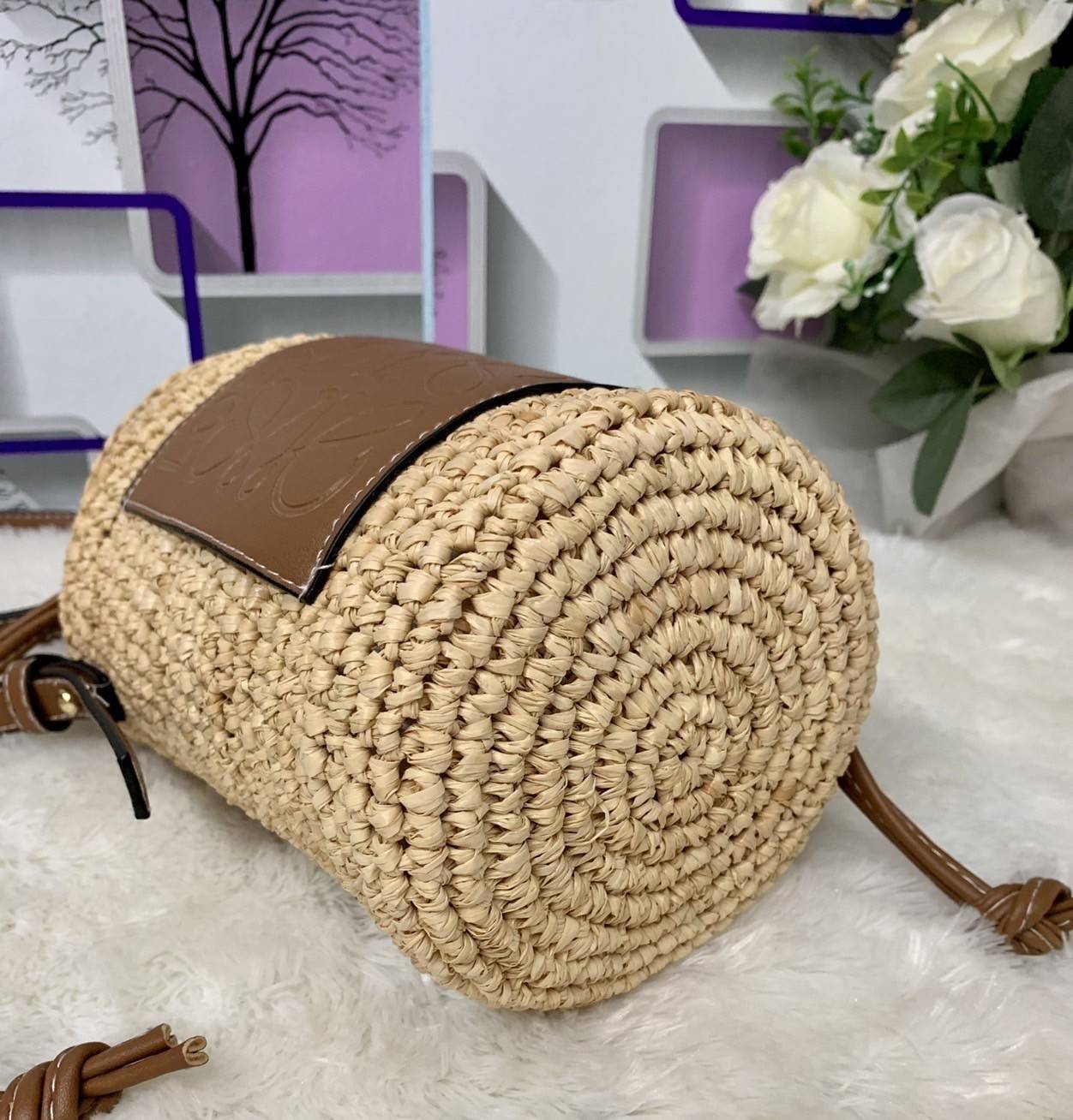 Loewe Bucket Bag / Loewe raffia and hemp bucket bag วัสดุ Textile Canvas & CalfSkin เป็นการนำวัสดุธรรมชาติมาสังเคราะห์หรือทอจนเป็นเนื้อเดียวกันคล้ายงานสาน มีความวินเทจในตัว น้ำหนักเบา ดูแลรักษาง่าย เหมาะกับยุคสมัยที่เข้ากับธรรมชาติและต้องการความคล่องตัว เ