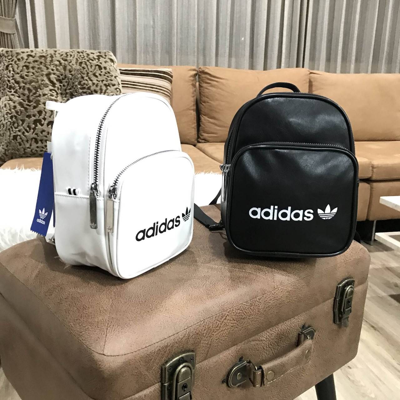 ADIDAS 2WAY MINI BACKPACK กระเป๋าเป้หรือสะพายหนังเรียบสไตล์ Sport ขนาดมินิ น้ำหนักเบา ด้านหน้ามีโล้โก้และช่องซิป เปิดปิดด้วยซิปสะดวกใช้ หัวซิปแบรนด์ ภายในมีช่องใส่ของ หูจับถนัดมือ สายสะพายปรับได้ freesize สามารถสะพายเป็นเป้ หรือกระเป๋าสะพาย Crossbody ได้2