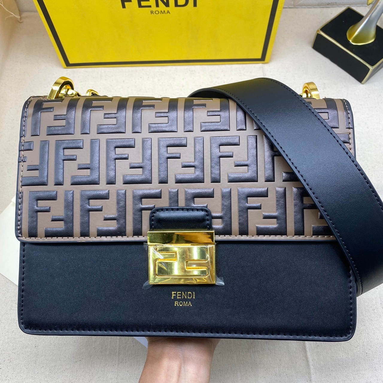 FENDI KAN leather bag เกรดออริจินอล สลับแท้ ด้วยสีและลวดลายคลาสสิกตามแบบแบรนด์ เข้าได้กับสาวๆ ทุกสไตล์