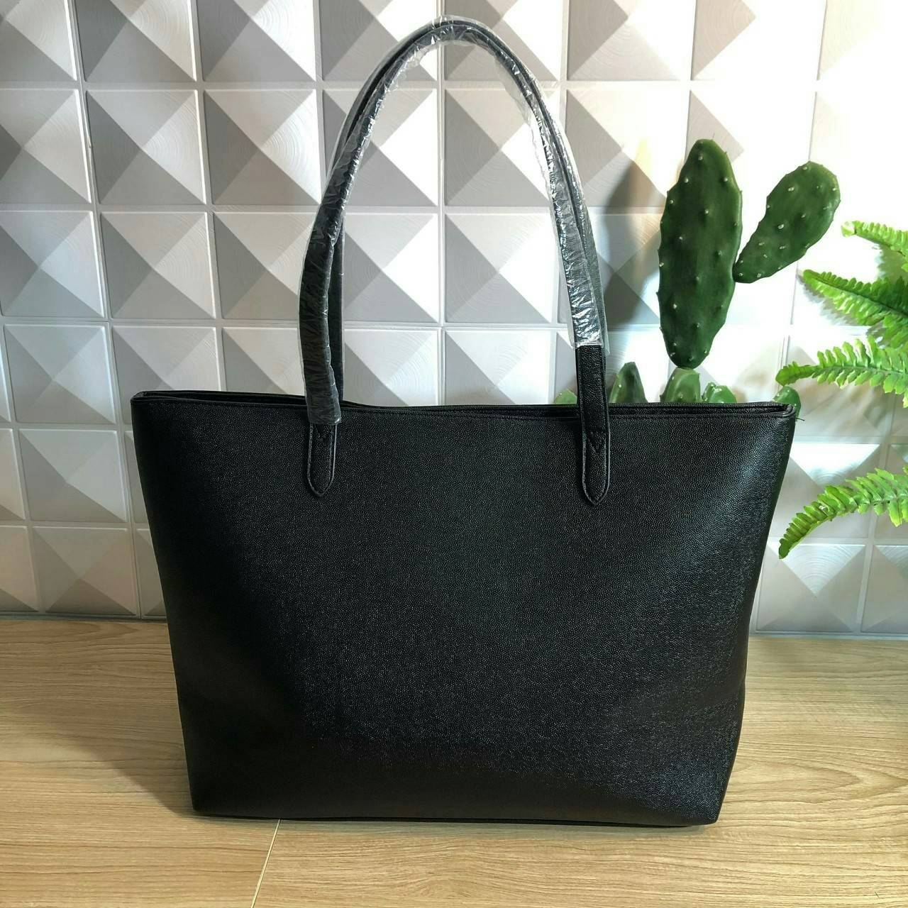 Victoria’s Secret Tote Bag 2019 กระเป๋าถือหรือสะพายลายหนังคาเวียร์ สวยด้านหน้าประดับด้วยโลโก้ ตัวกระเป๋าแต่งด้วยลายปักสวยเก๋ ปากกระเป๋าเปิดปิดด้วยซิปสะดวกใช้ ภายในมีช่องโล่งและช่องเล็กไว้แบ่งเก็บของ ใส่หนังสือ เอกสาร A4 Notebook ipad กระเป๋าสตางค์ ของใช้ไ