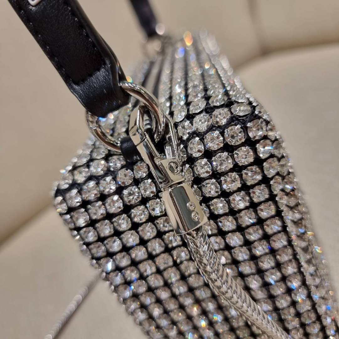 ALEXANDER WANG HEIRESS POUCH IN RHINESTONE MESH จัดให้แบบสุดตัว กับไอเท็มที่สาวๆต่างเรียกร้อง กับกระเป๋าพอชตกแต่งพลอยเทียม หรูหรา โดดเด่น ดูแพง ด้วยการตัดเย็บเรียงร้อยลงบนตาข่ายเนื้อละเอียด ทำให้ดูดีมีราคางดงามจริงๆ เปิด-ปิดด้วยซิป ขนาดกำลังสวย ภายในเป็นช