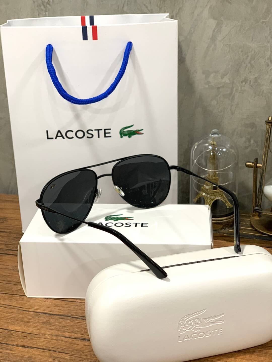 แว่นตา Lacoste Unisex Sunglasses แว่นตา Lacoste สไตล์ rayban ขนาดเลนส์กำลังดี หน้าเลนส์ติดโลโก้แบรนด์และปั๊มชื่อแบรนด์ ทรงคลาสสิคสีไม่มืดจนเกินไป ใช้ได้ทั้งชายและหญิงและชาย อุปกรณ์ฟูลเซ็ท มีทั้งกล่องแบรนด์สำหรับแว่น กล่องกระดาษ และถุงกระดาษแบรนด์ มอบเป็นข