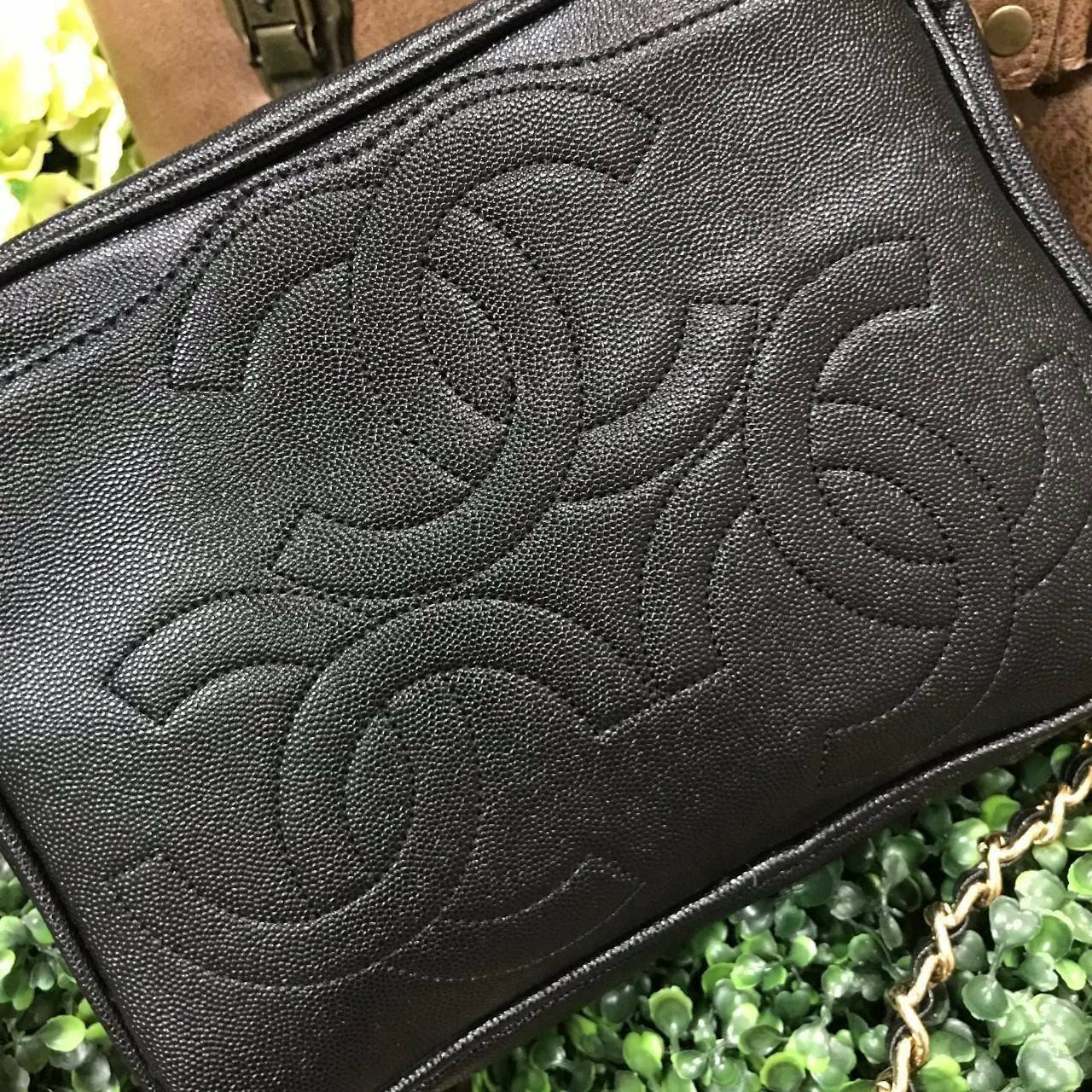 CHANEL chain caviar crossbody bag / Chanel Shoulder Bag With Chain กระเป๋าสะพายข้าง วัสดุหนังลายคาเวียร์ อะไหล่ทอง ด้านหน้ามี 1 ช่องโล่งใส่ Ipad ได้ ด้านหน้าเย็บโลโก้แบรนด์ สวยหรูมากๆ ค่ะ