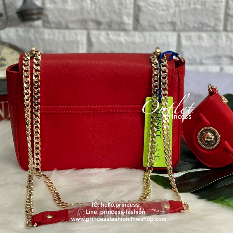 VERSACE JEAN SHOULDER BAG SYNTHETIC 2019 กระเป๋าสะพายข้าง//หิ้วได้ วัสดุหนังอย่างดี สวยงามค่ะ ด้านหน้ามีโลโก้แบรนด์ เปิดปิดแบบกดล็อค ภายในกว้าง สามารถใส่กระเป๋าสตางค์ใบยาวได้ ของอื่นๆพอประมานเลยค่ะ มีช่องซิปและช่องโล่งให้ สายสะพายแบบโซ่มีหนังรองบ่า สามารถ