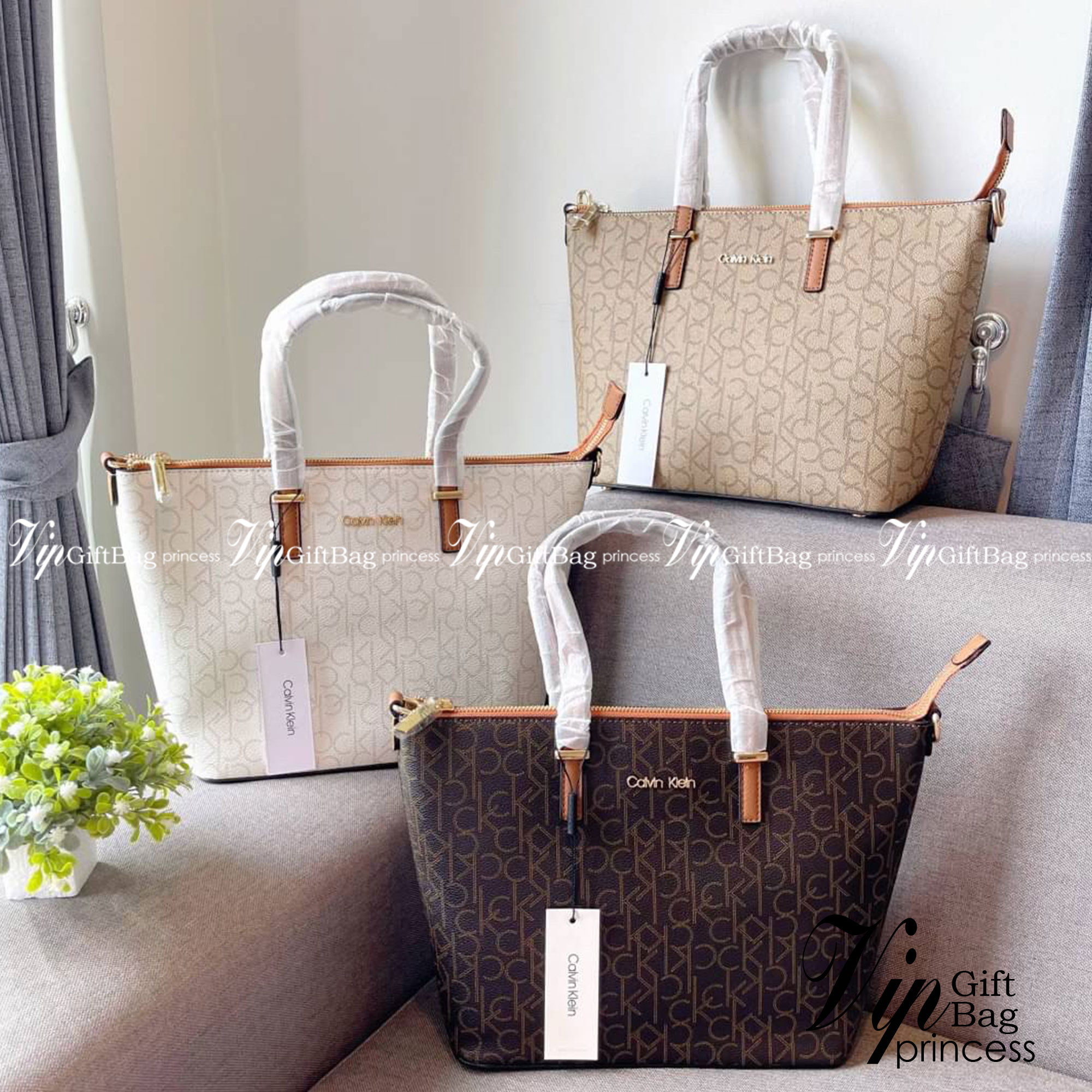 CALVIN KLEIN TOTE BAG กระเป๋าทรงช้อปปิ้งจากแบรนด์ Calvin Klein หนังดี ทรงสวยมากกมา พร้อมกับสายสะพายหนัง ถอดได้ ปรับระดับได้ เปิดปิดด้วยซิปบน ภายในโล่งกว้างซับในอย่างดี