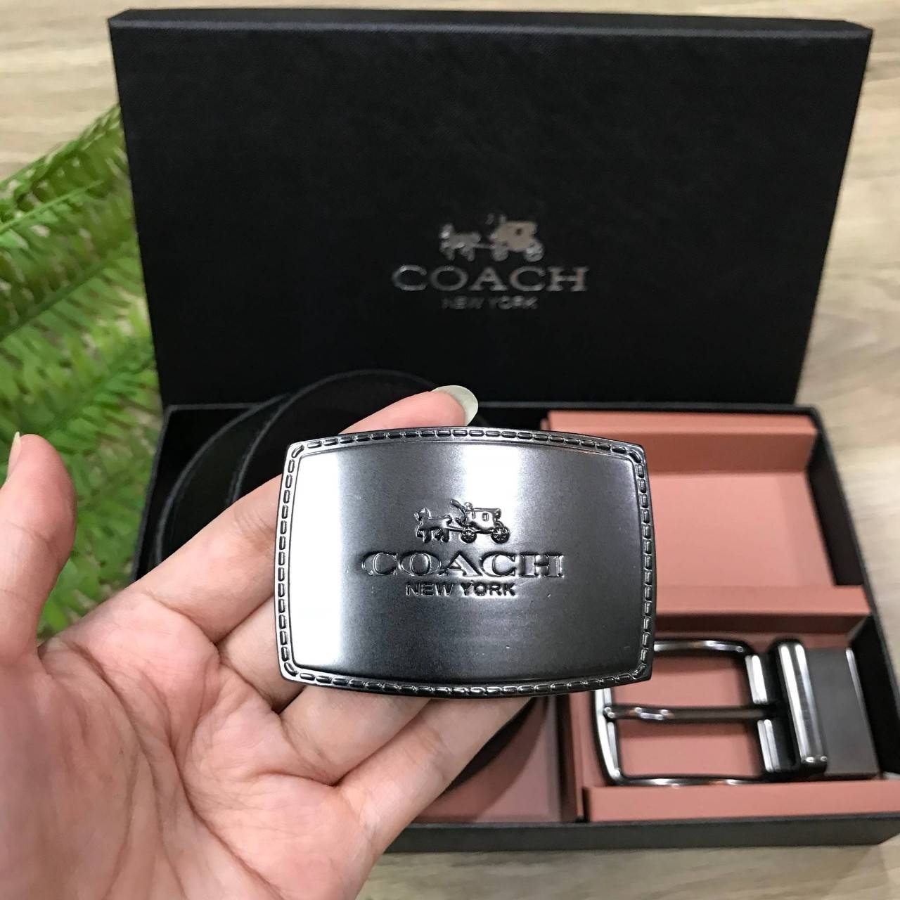NEW ARRIVAL! ห้ามพลาดเซทสุดคุ้ม ซื้อ1ได้ถึง2! COACH BELT VALUE PACK BOX SET เซทเข็มขัด 2in1 Limited Edition จาก Coach Factory ในเซทมีหัวเข็มขัด2แบบ2สไตล์สวยน่าใช้พร้อมสายเข็มขัดสามารถใช้ได้ทั้ง2ด้าน2สีดำน้ำตาลให้หนุ่มๆสลับใช้ได้ถึง 4 รูปแบบในเซทเดียวไม่จำ
