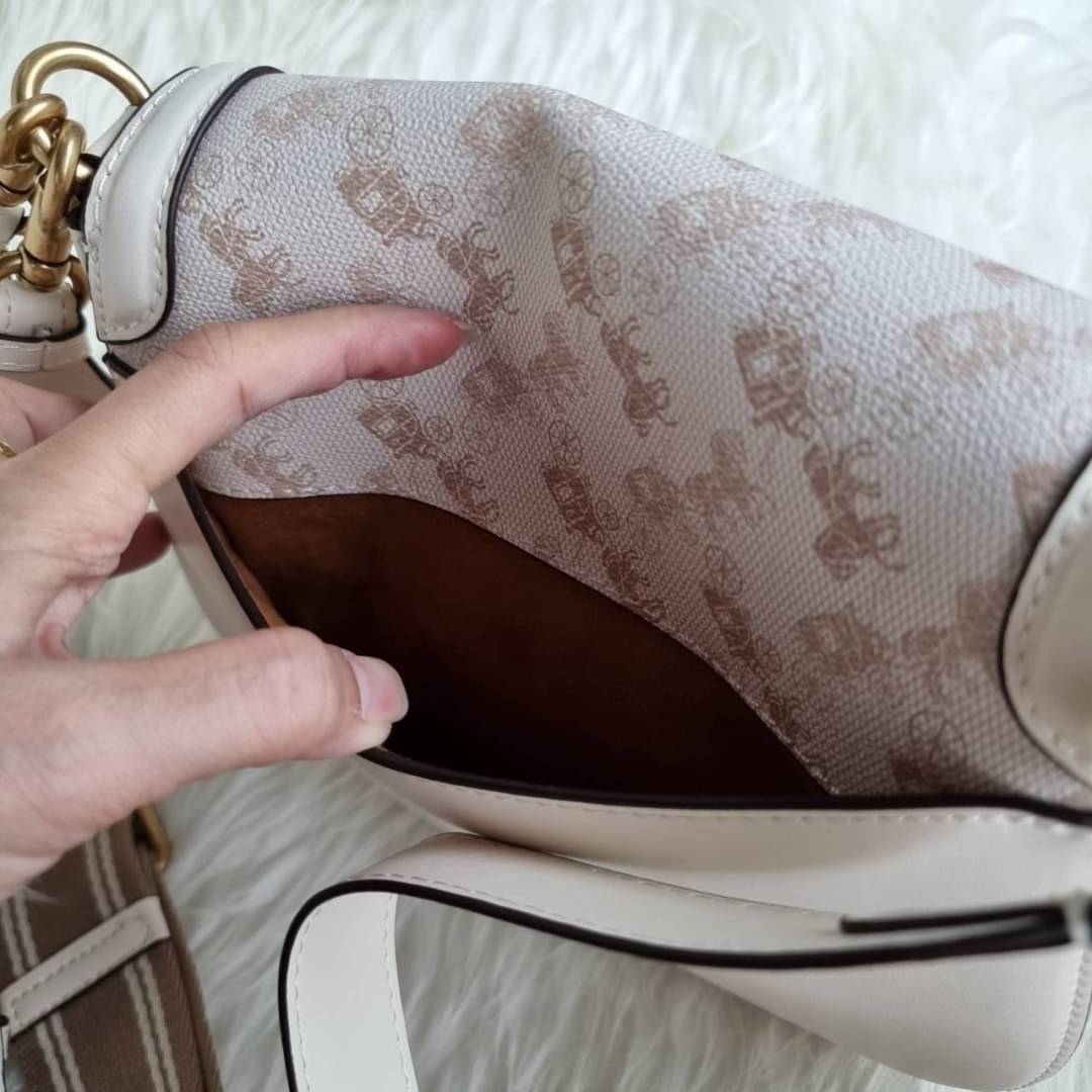 COACH C0749 BEAT SADDLE BAG WITH HORSE AND CARRIAGE PRINT สีหายาก ละมุนคุณหนู คอลเลคชั่นใหม่ ดีไซน์หรูหรา พิเศษมากๆมาพร้อมสายสะพาย 2 เส้น ใช้คู่กันหรือแยกสะพายก็สวยครบสูตร กระเป๋าสะพายทรง saddle คลาสสิค เปิด-ปิดด้วยกระดุมแน่นหนา ภายในเป็นช่องโล่ง ใส่ของได