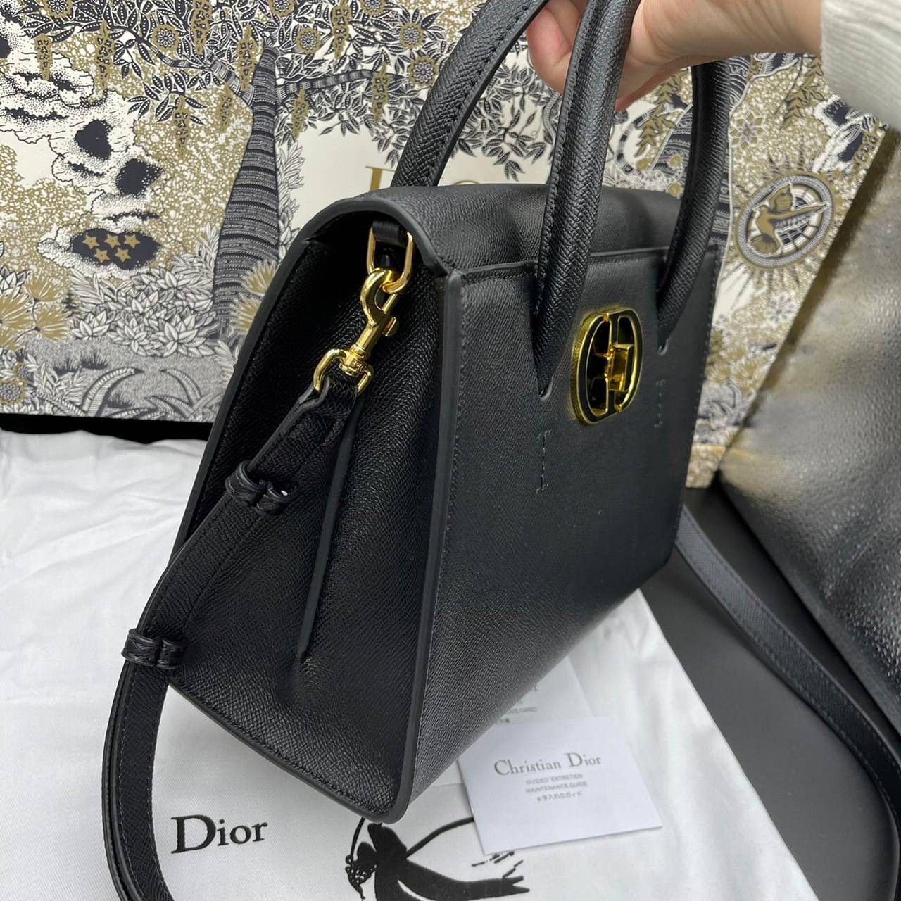 หนังแท้ DIOR Medium ST Honore Tote Collection Fall/Winter 2020-2021 มาในรูปแบบกระเป๋าทรงสี่เหลี่ยมที่ได้มาตรฐาน ทำจากหนังลูกวัว (Calfskin) ลายเกรน ซึ่งสื่อถึงความหรูหราได้อย่างลงตัว ตัวด้ามจับ มีการเย็บเข้าด้านในของกระเป๋าเพื่อเพิ่มความแข็งแรงทนทาน ด้านหน