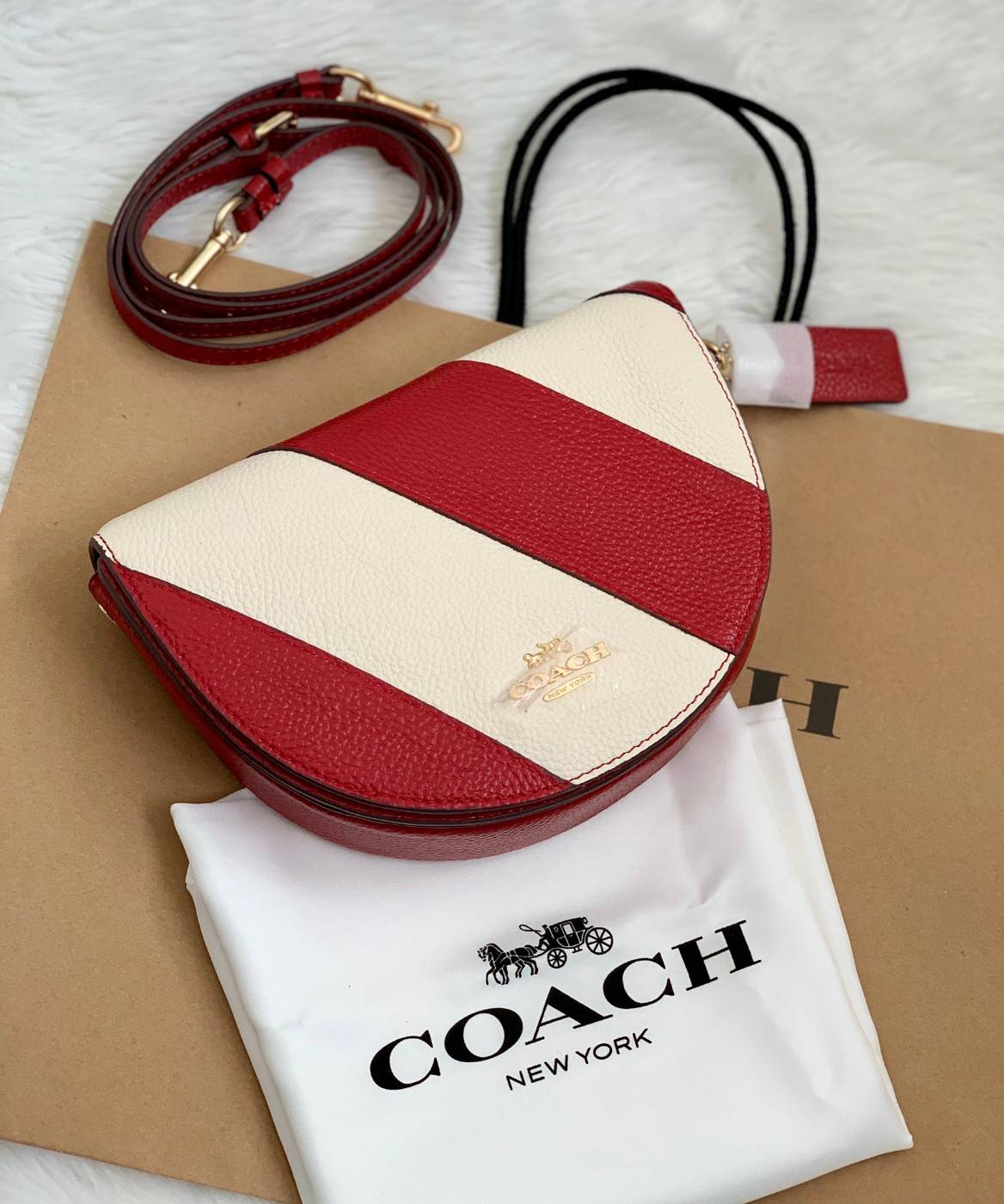 พร้อมส่งที่ไทยครบทั้ง6สีค่ะ 😘 Coach Ellen Crossbody In Signature ((C1432)) กระเป๋าทรงฮาฟมูนรูปทรงคลาสสิก ออกแบบให้มีลักษณะโค้งมน ไม่ดูเป็นทรงแข็งจนเกินไป ดีไซน์และสีของกระเป๋ายังเรียบง่าย เข้าได้กับทุกชุด สะพายครอสบอดี้ร์//สะพายข้าง หรือถือแบบคลัท