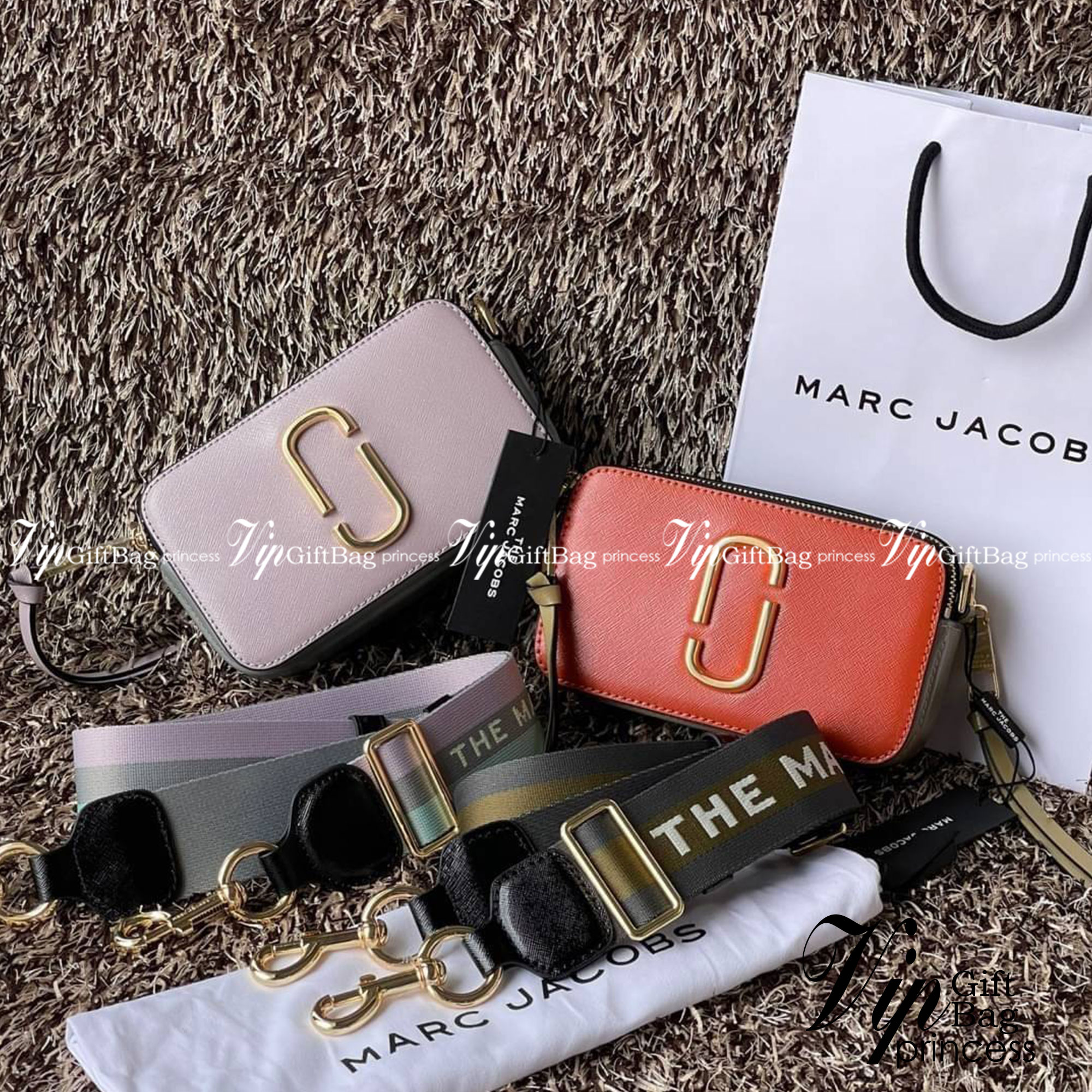 Marc Jacobs Snapshot Bag กระเป๋าแบรนด์ดังจากสัญชาติอเมริกัน นับได้ว่ารุ่นนี้เป็นรุ่นทรงฮิตเลยทีเดียว โดยด้านหน้ากระเป๋าจะเป็นโลโก้แบบโลหะที่เป็นสัญลักษณ์ของแบรนด์นี้ มาพร้อมสายสะพายที่จะสะพายยังไงก็ดูโดดเด่น เพราะขนาดใหญ่ที่สกรีนตัวอักษรโลโก้ ในรูปแบบต่าง