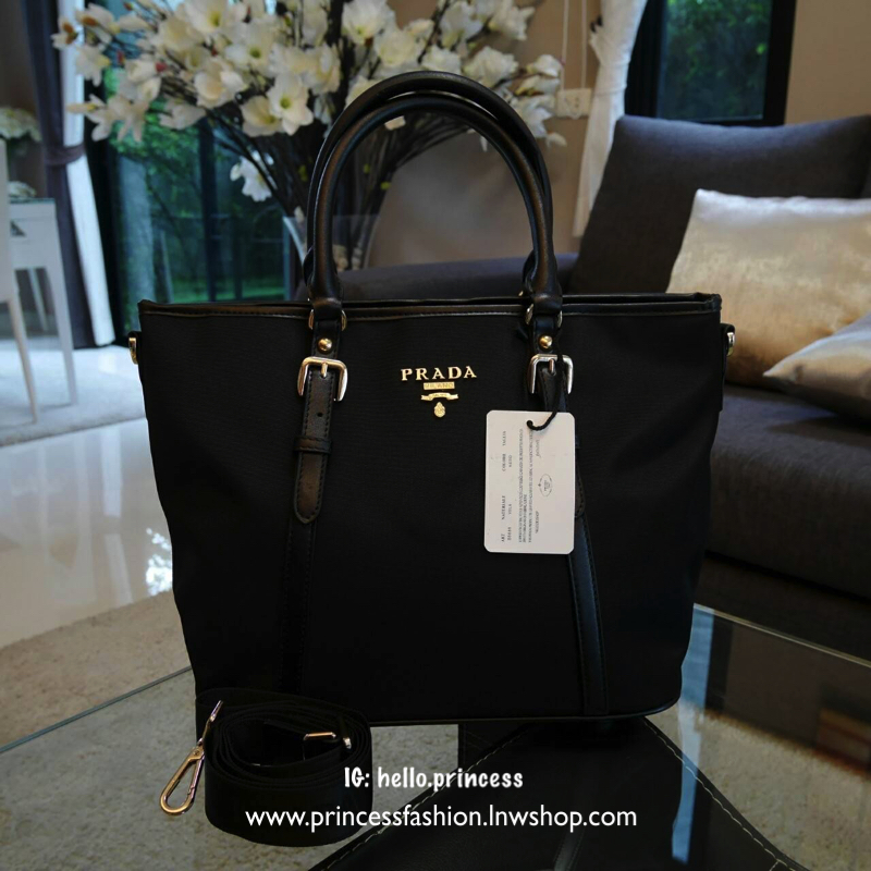 New item! มาใหม่ค้า กับรุ่น handbag กระเป๋าถือสะพาย จากงานพรีเมี่ยมกิ้ฟใหม่ บอกเลยว่า ใบนี้วัสดุเป็น Polyester **กันน้ำทั้งใบ ตัวกระเป๋ามาพร้อมสายเข็มขัดคาดด้านหน้าและด้านหลัง ให้ความหรูหราไปอีกแบบ หูกระเป๋าสามารถทำทรง ตั้งและพับได้ มาพร้อมอะไหล่สีทอง ด้า
